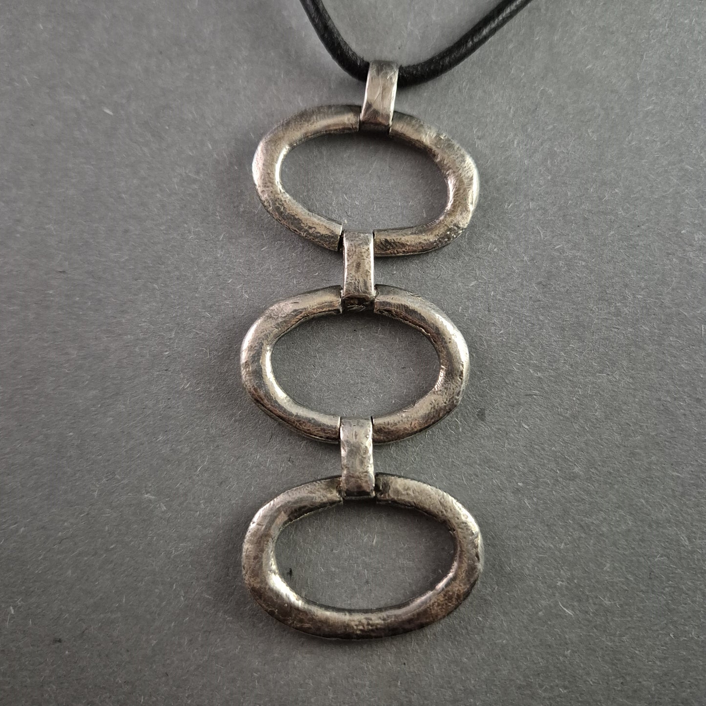 Moderne Lederkette mit Silberanhänger – Minimalistisches Design