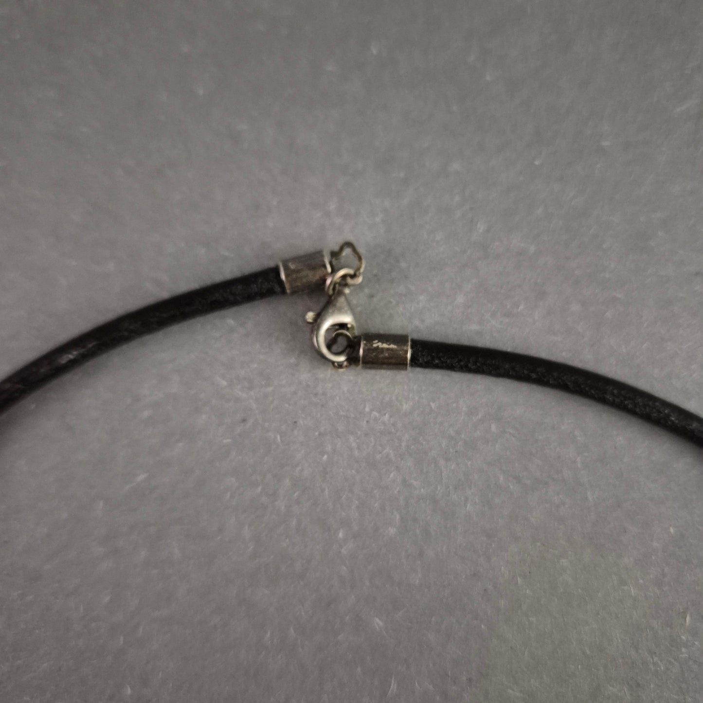 Moderne Lederkette mit Silberanhänger – Minimalistisches Design