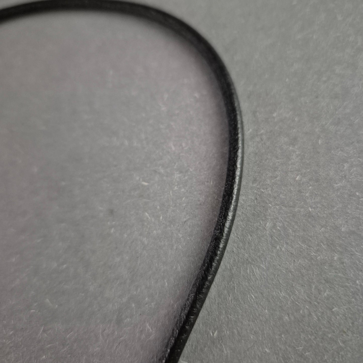 Moderne Lederkette mit Silberanhänger – Minimalistisches Design