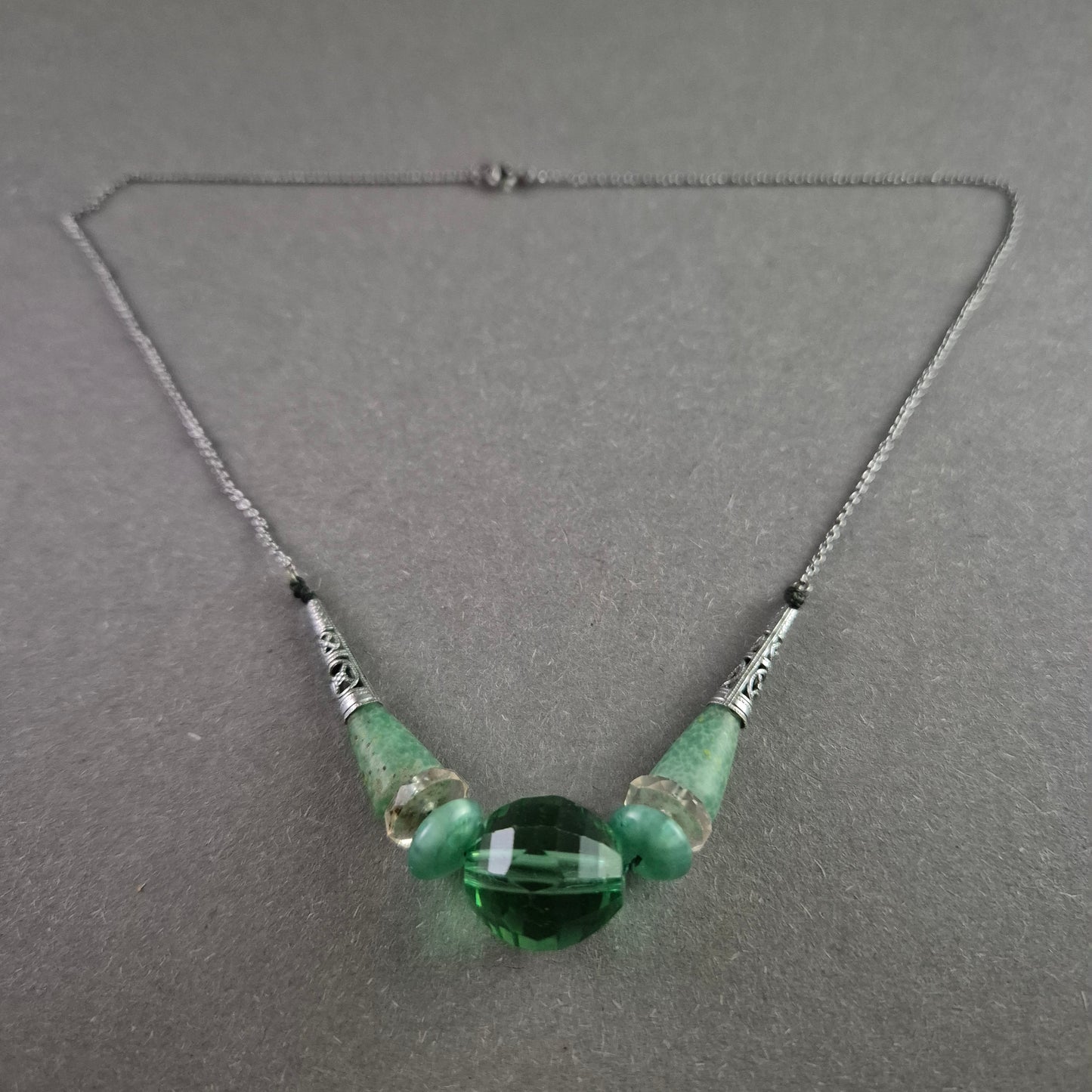 Vintage Silberkette mit grünen Steinen – Elegante Handwerkskunst