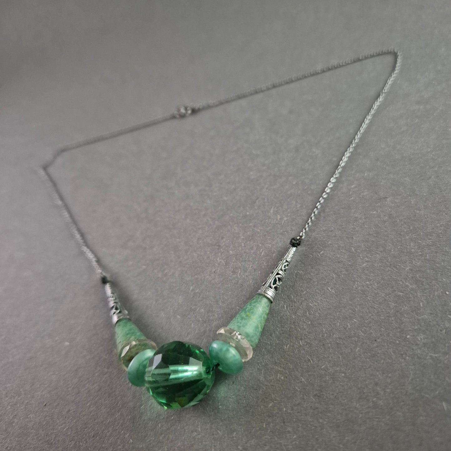 Vintage Silberkette mit grünen Steinen – Elegante Handwerkskunst