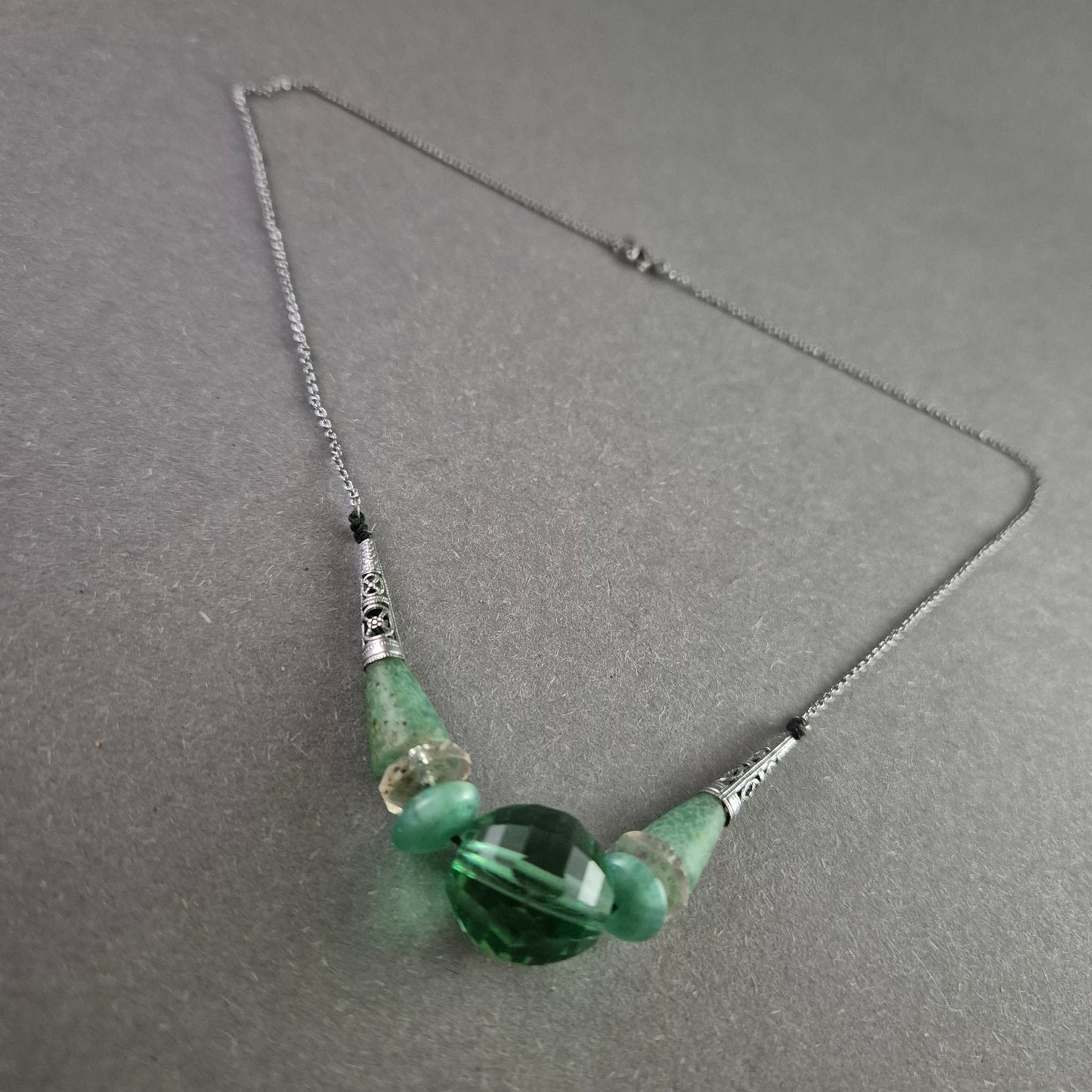Vintage Silberkette mit grünen Steinen – Elegante Handwerkskunst