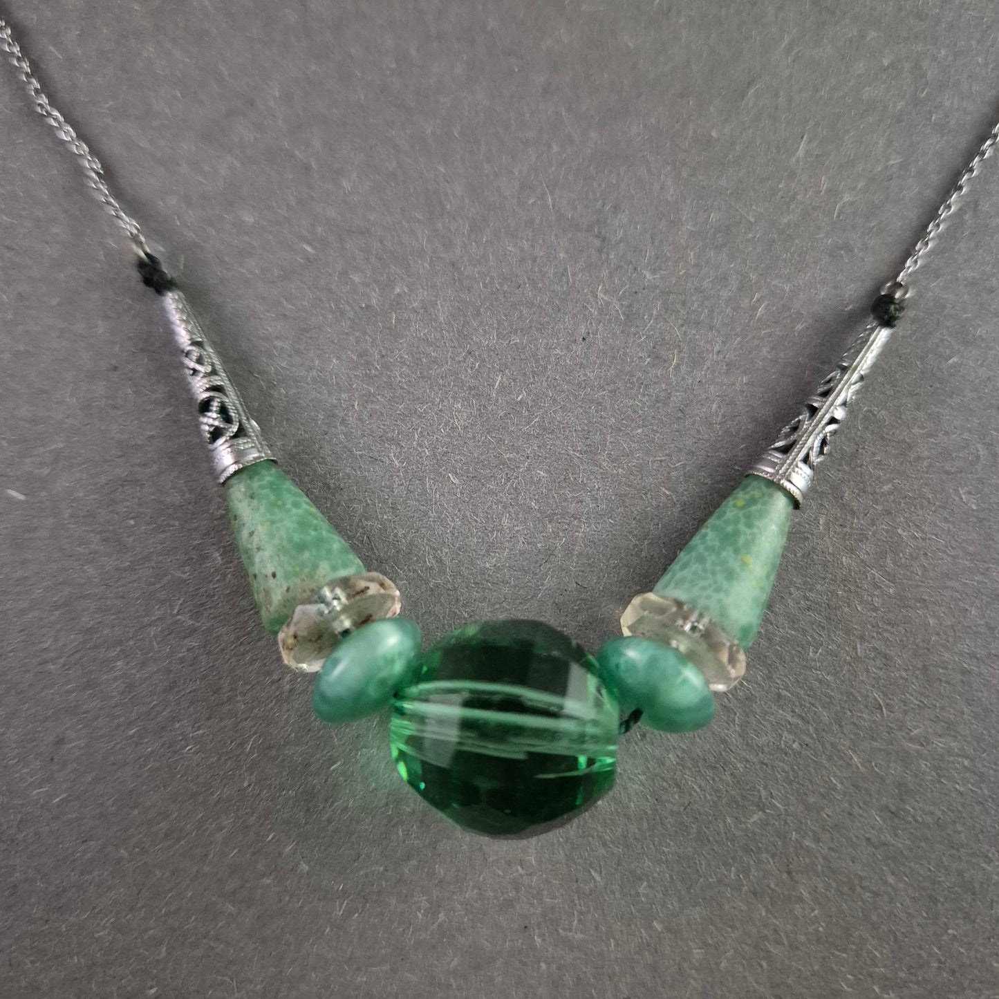 Vintage Silberkette mit grünen Steinen – Elegante Handwerkskunst