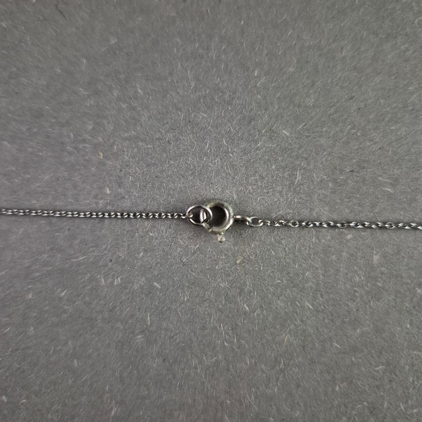 Vintage Silberkette mit grünen Steinen – Elegante Handwerkskunst