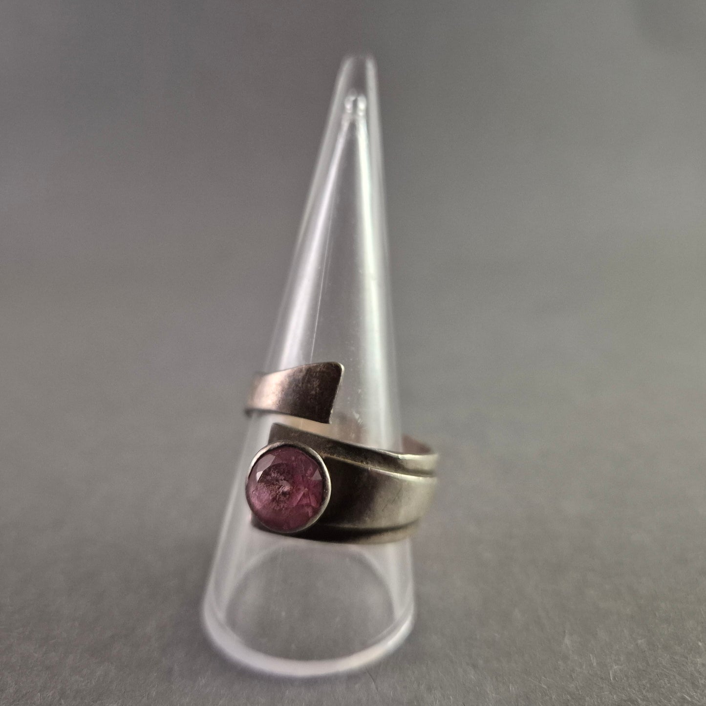 Moderner 925 Silberring mit violettem Stein – Stilvolle Eleganz