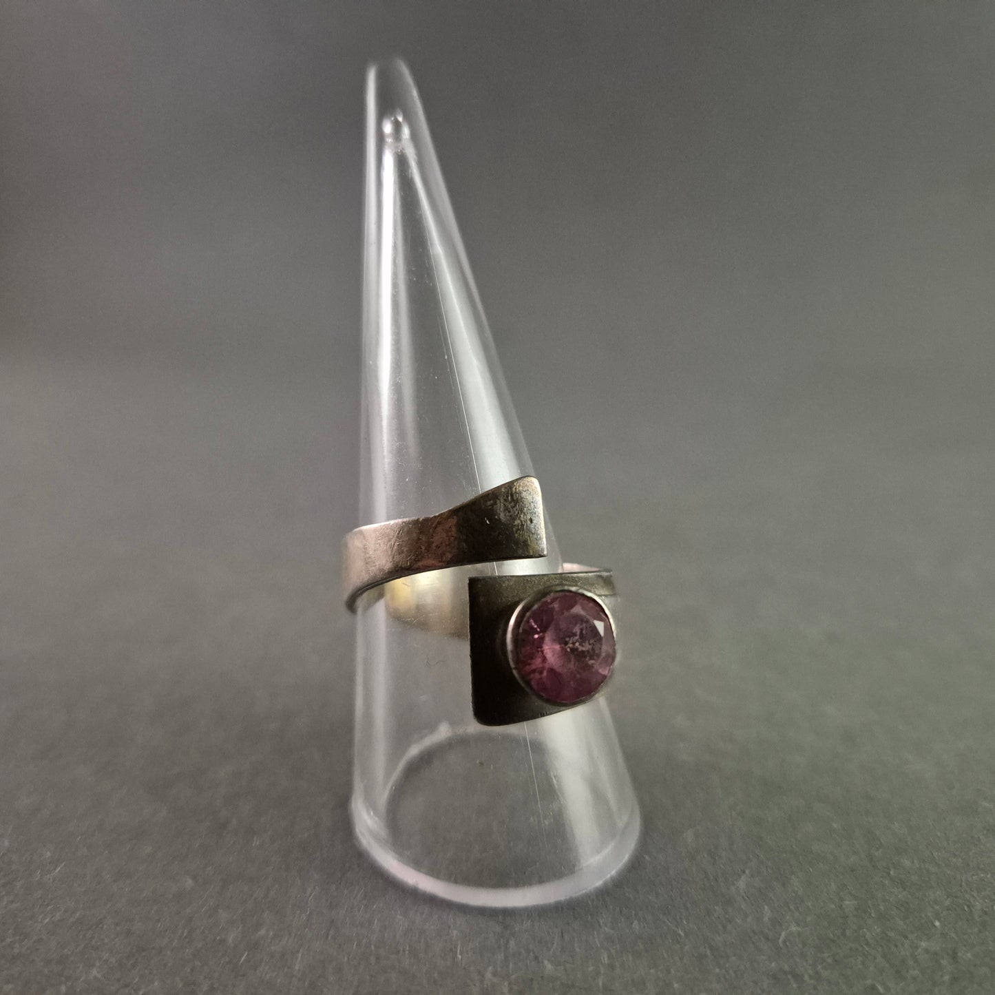 Moderner 925 Silberring mit violettem Stein – Stilvolle Eleganz