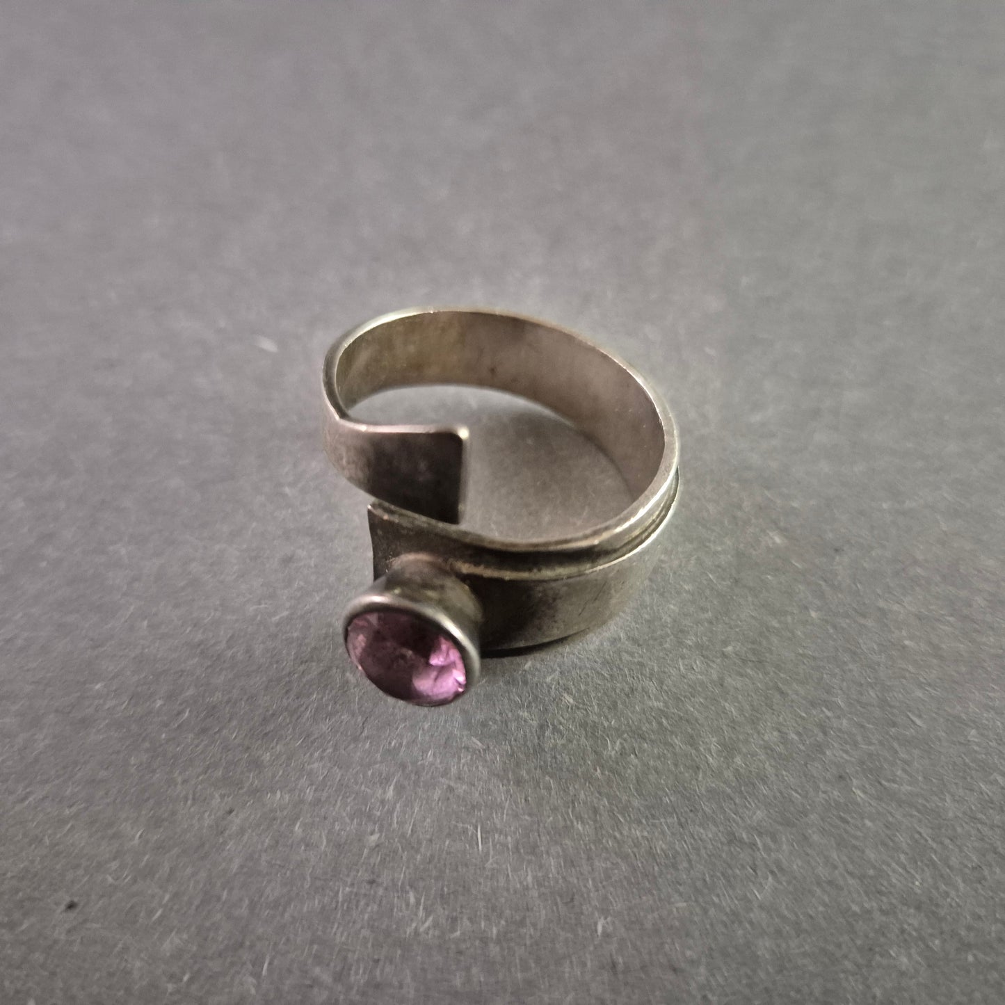 Moderner 925 Silberring mit violettem Stein – Stilvolle Eleganz