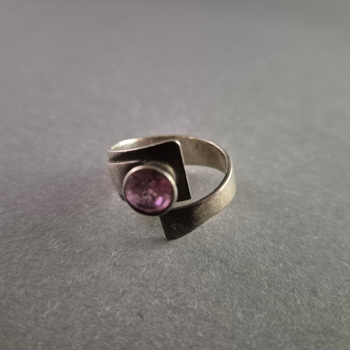Moderner 925 Silberring mit violettem Stein – Stilvolle Eleganz