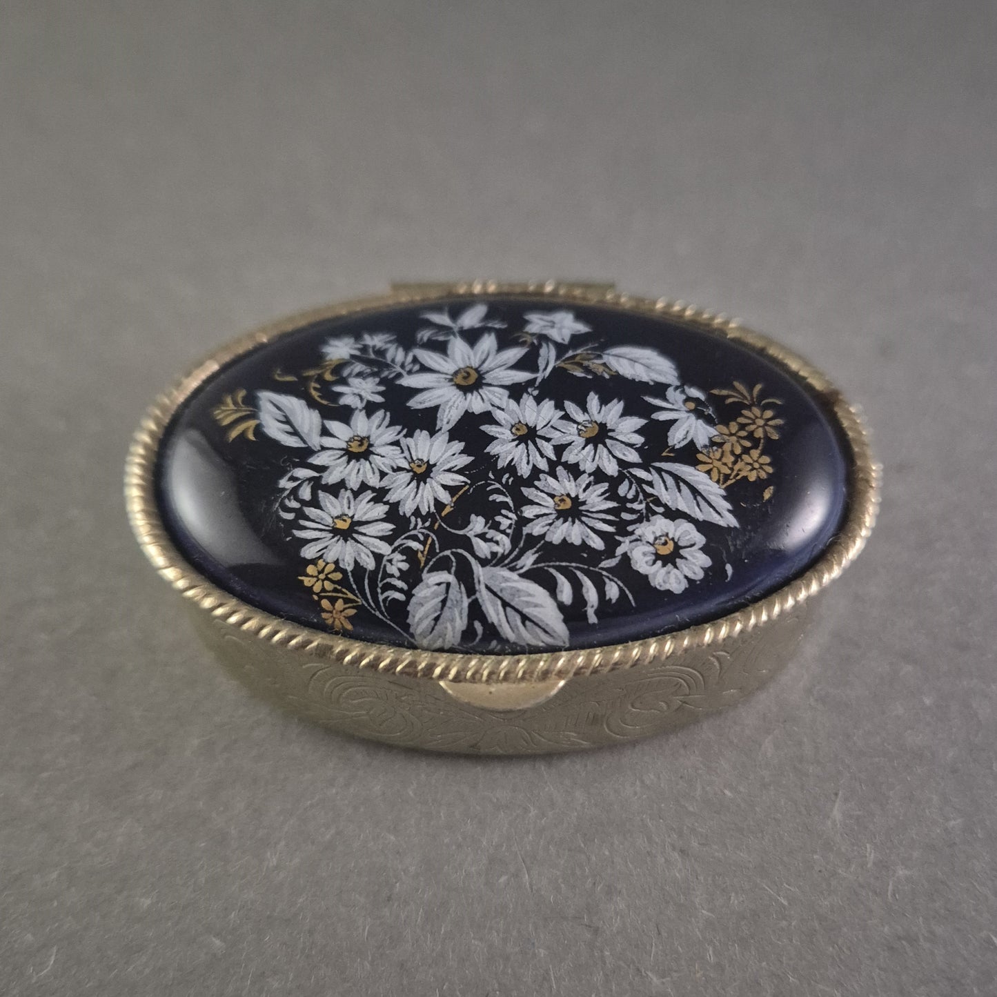 Antike Schmuckdose mit Blumenmotiv – Eleganter Charme vergangener Zeiten