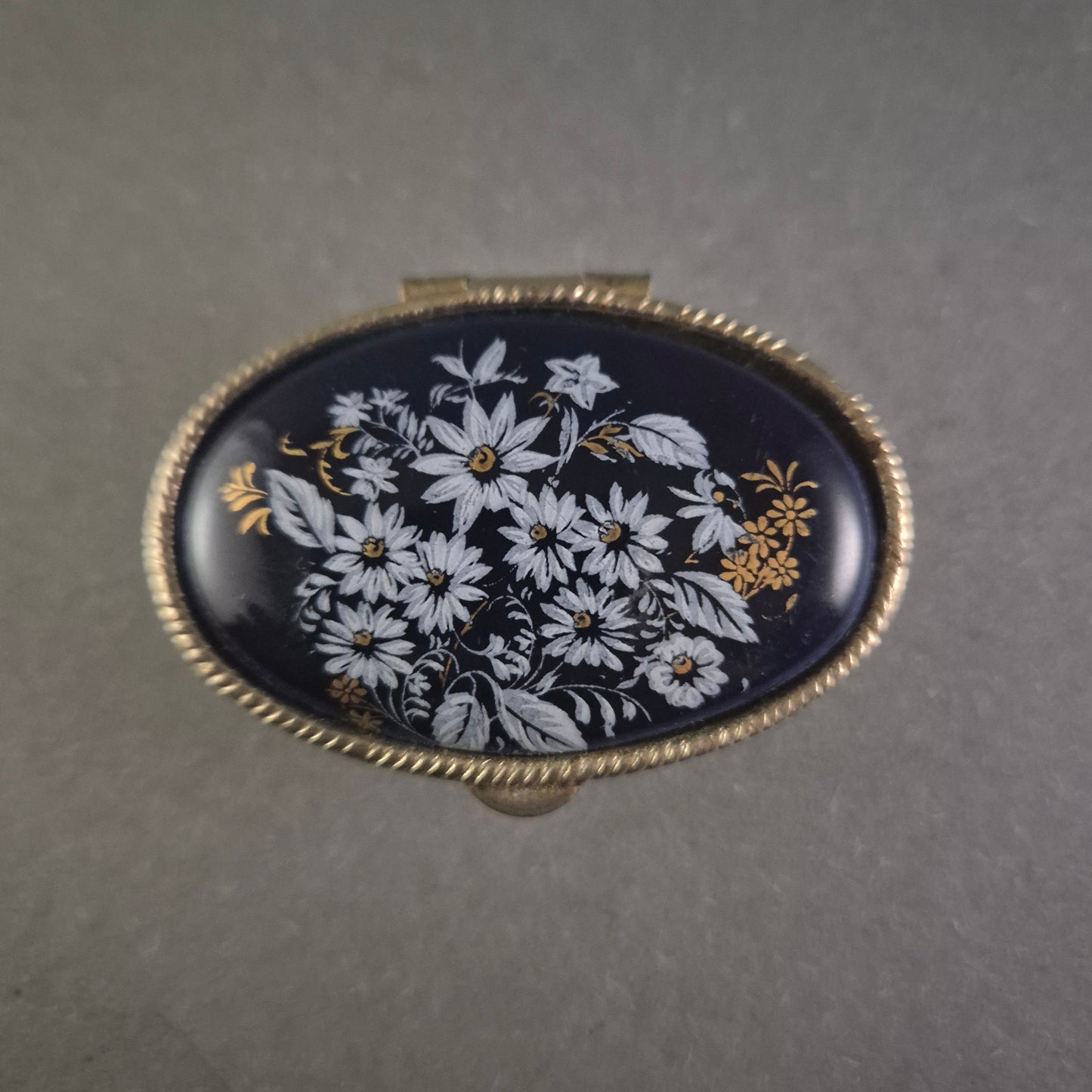 Antike Schmuckdose mit Blumenmotiv – Eleganter Charme vergangener Zeiten