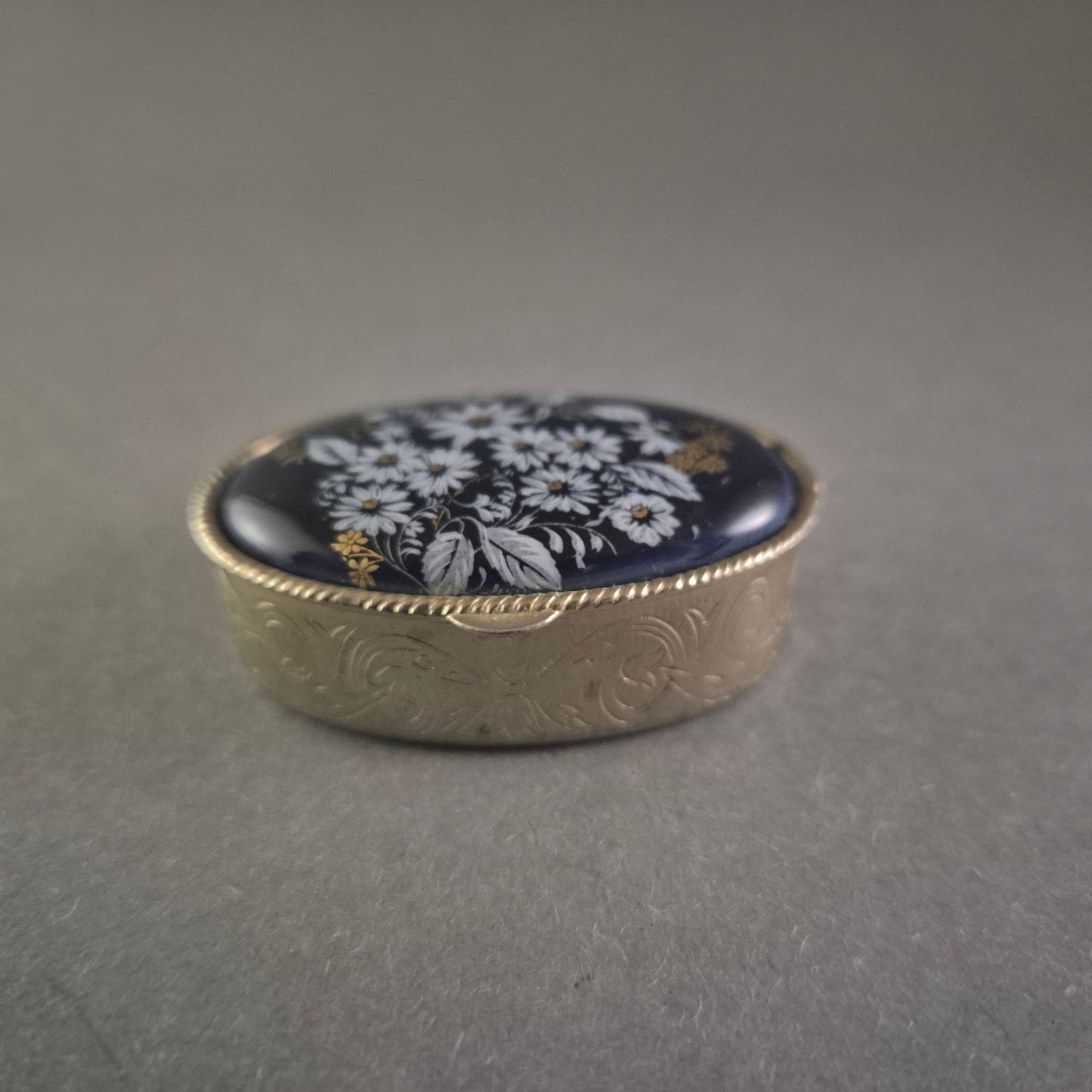 Antike Schmuckdose mit Blumenmotiv – Eleganter Charme vergangener Zeiten