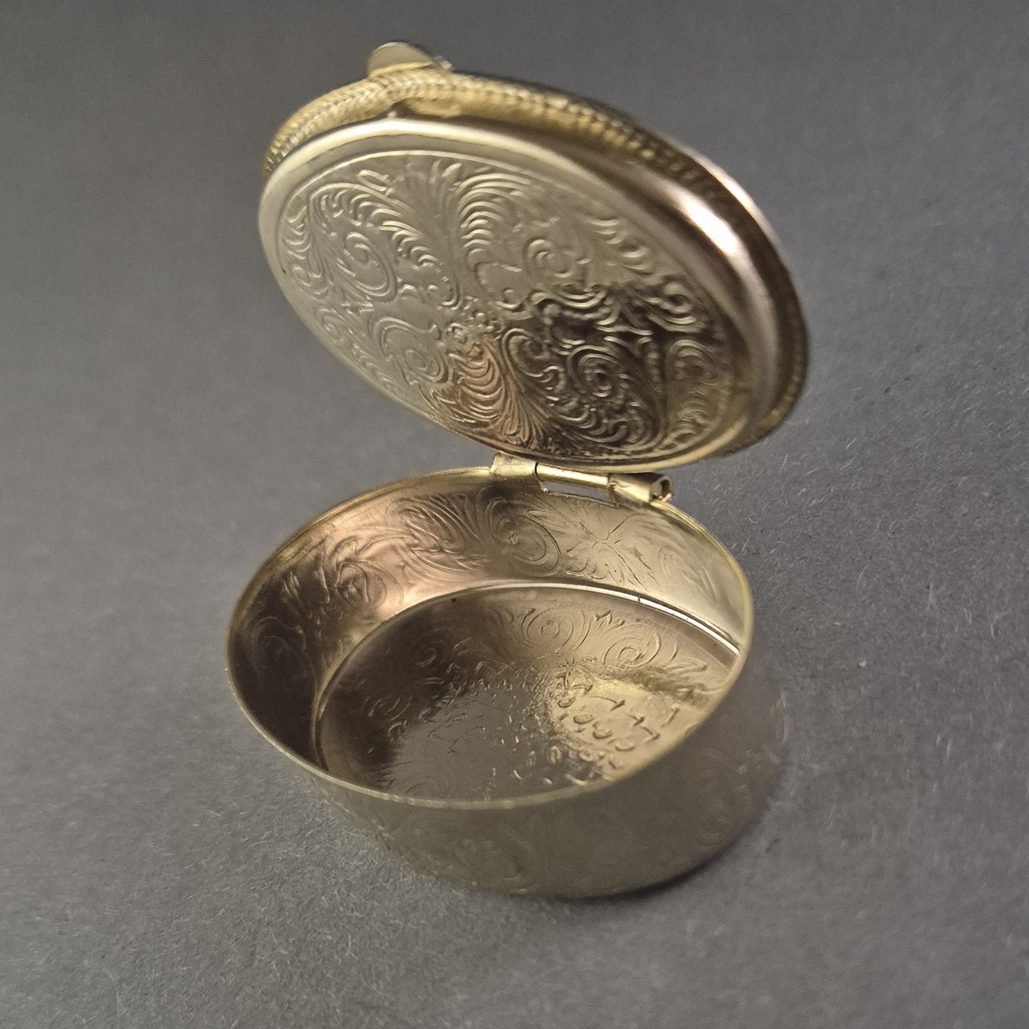 Antike Schmuckdose mit Blumenmotiv – Eleganter Charme vergangener Zeiten