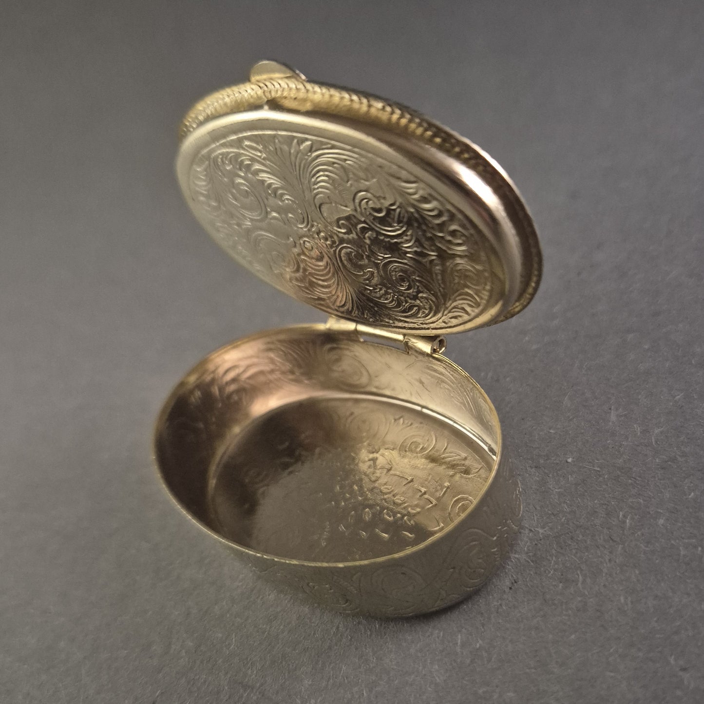 Antike Schmuckdose mit Blumenmotiv – Eleganter Charme vergangener Zeiten