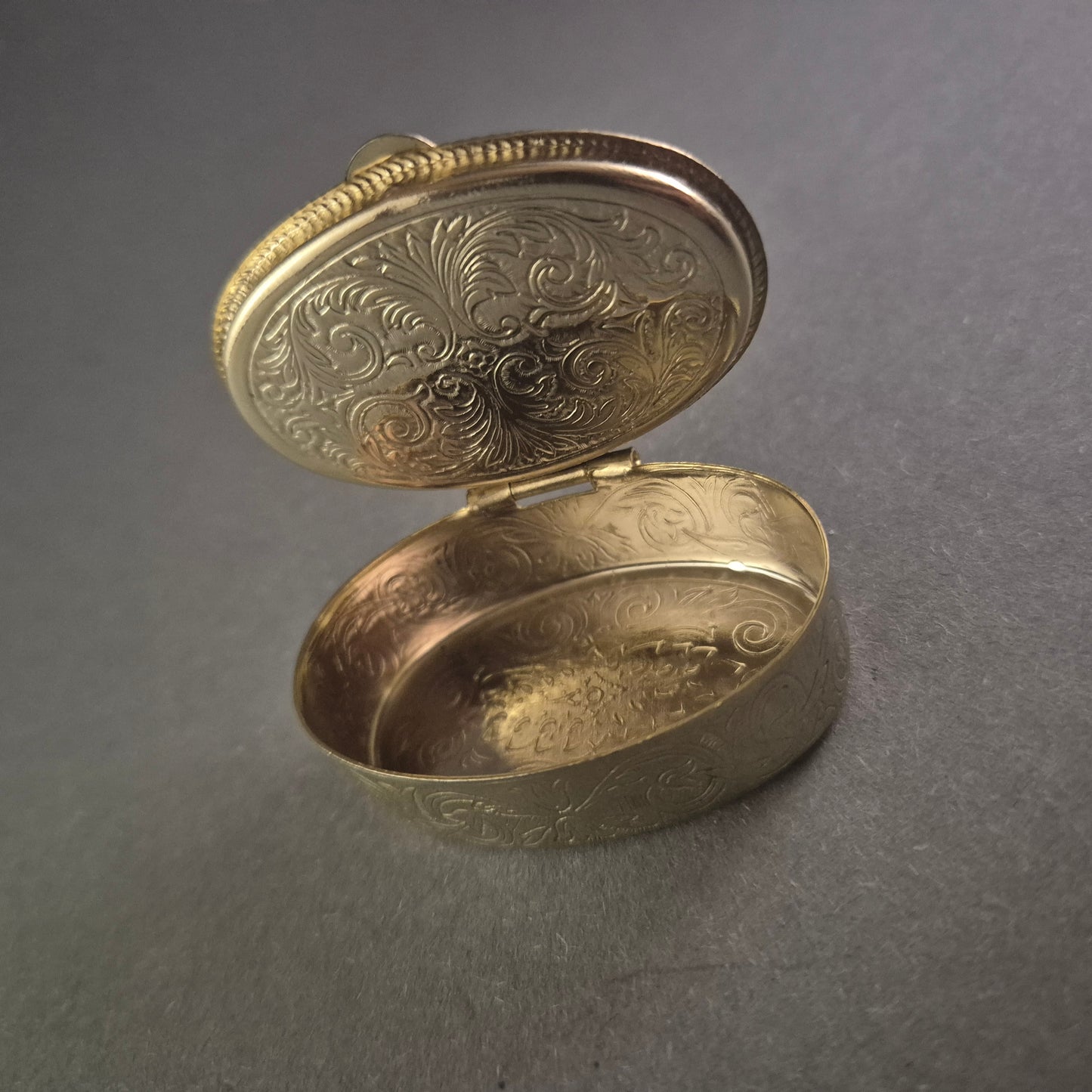 Antike Schmuckdose mit Blumenmotiv – Eleganter Charme vergangener Zeiten