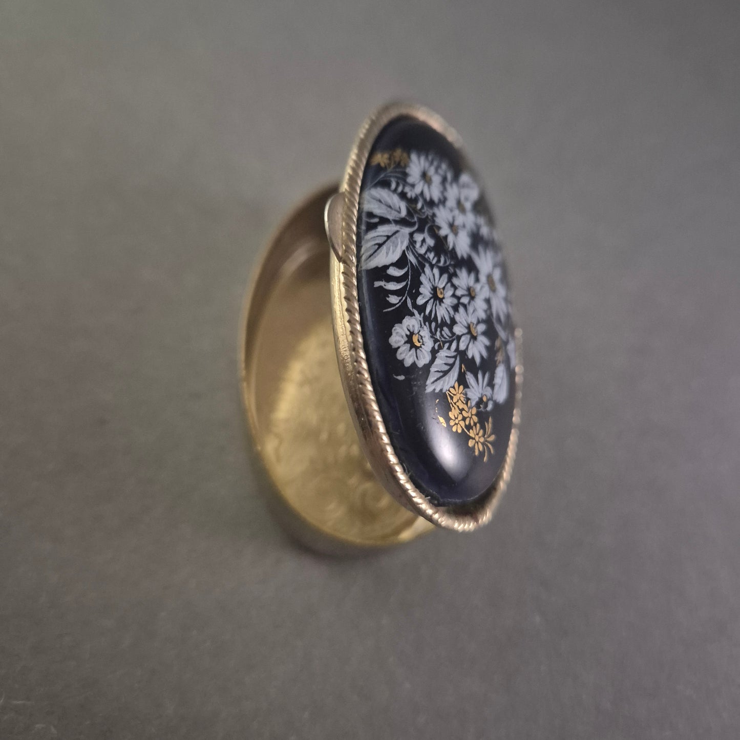 Antike Schmuckdose mit Blumenmotiv – Eleganter Charme vergangener Zeiten