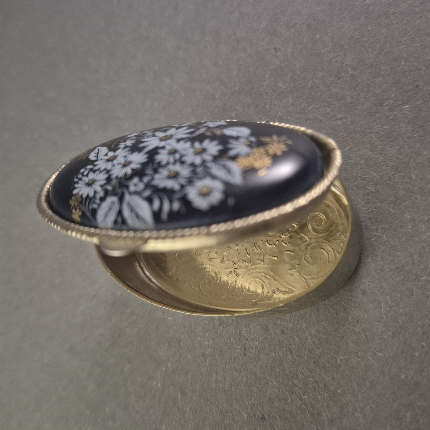 Antike Schmuckdose mit Blumenmotiv – Eleganter Charme vergangener Zeiten