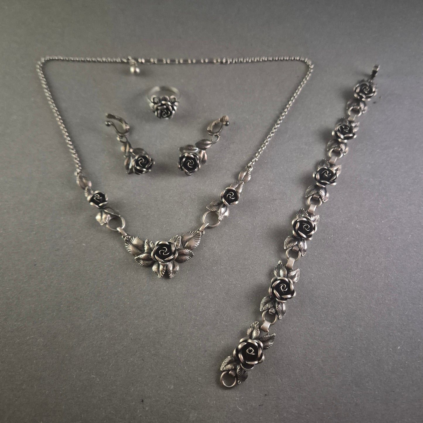 Elegantes Silber-Schmuckset mit Rosenmotiv – Zeitlose Schönheit