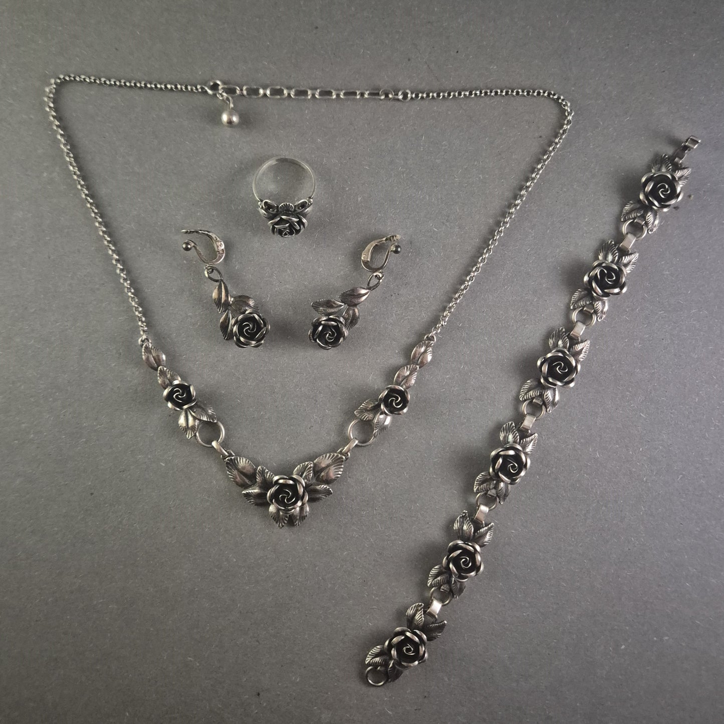 Elegantes Silber-Schmuckset mit Rosenmotiv – Zeitlose Schönheit
