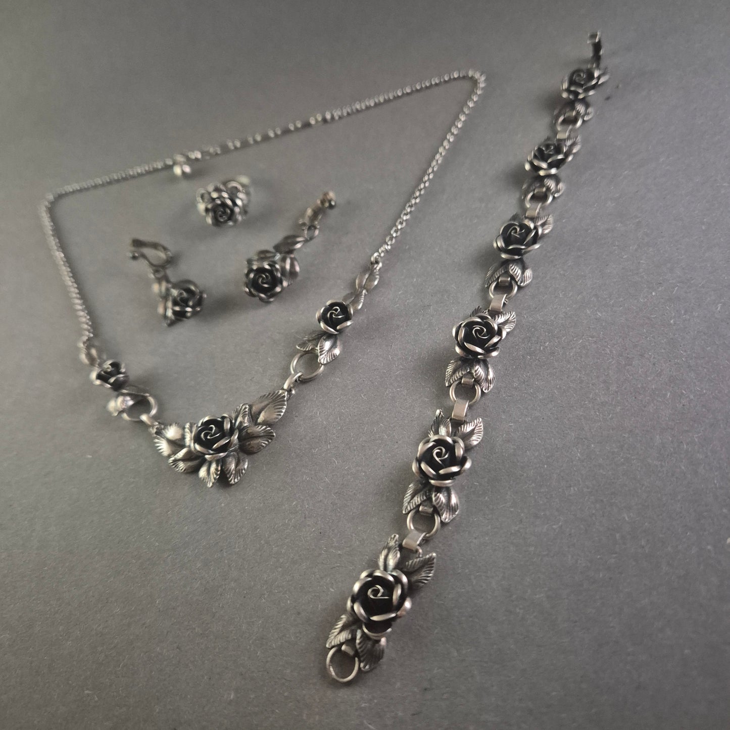 Elegantes Silber-Schmuckset mit Rosenmotiv – Zeitlose Schönheit