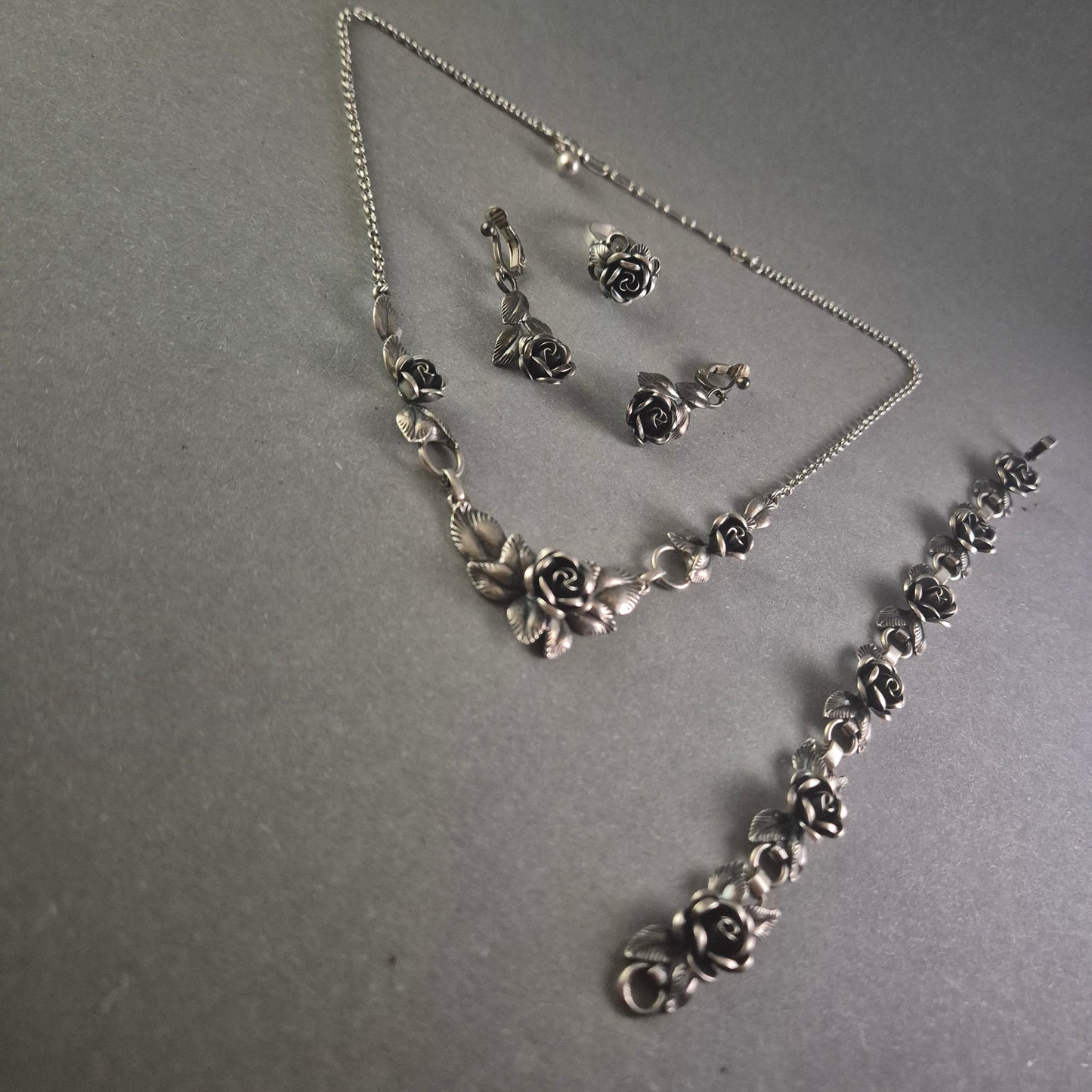 Elegantes Silber-Schmuckset mit Rosenmotiv – Zeitlose Schönheit