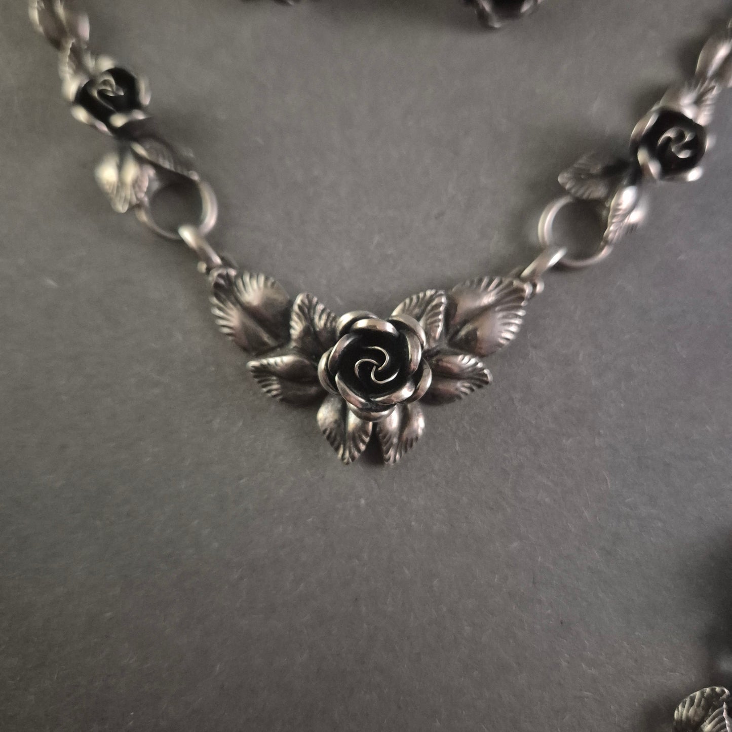 Elegantes Silber-Schmuckset mit Rosenmotiv – Zeitlose Schönheit