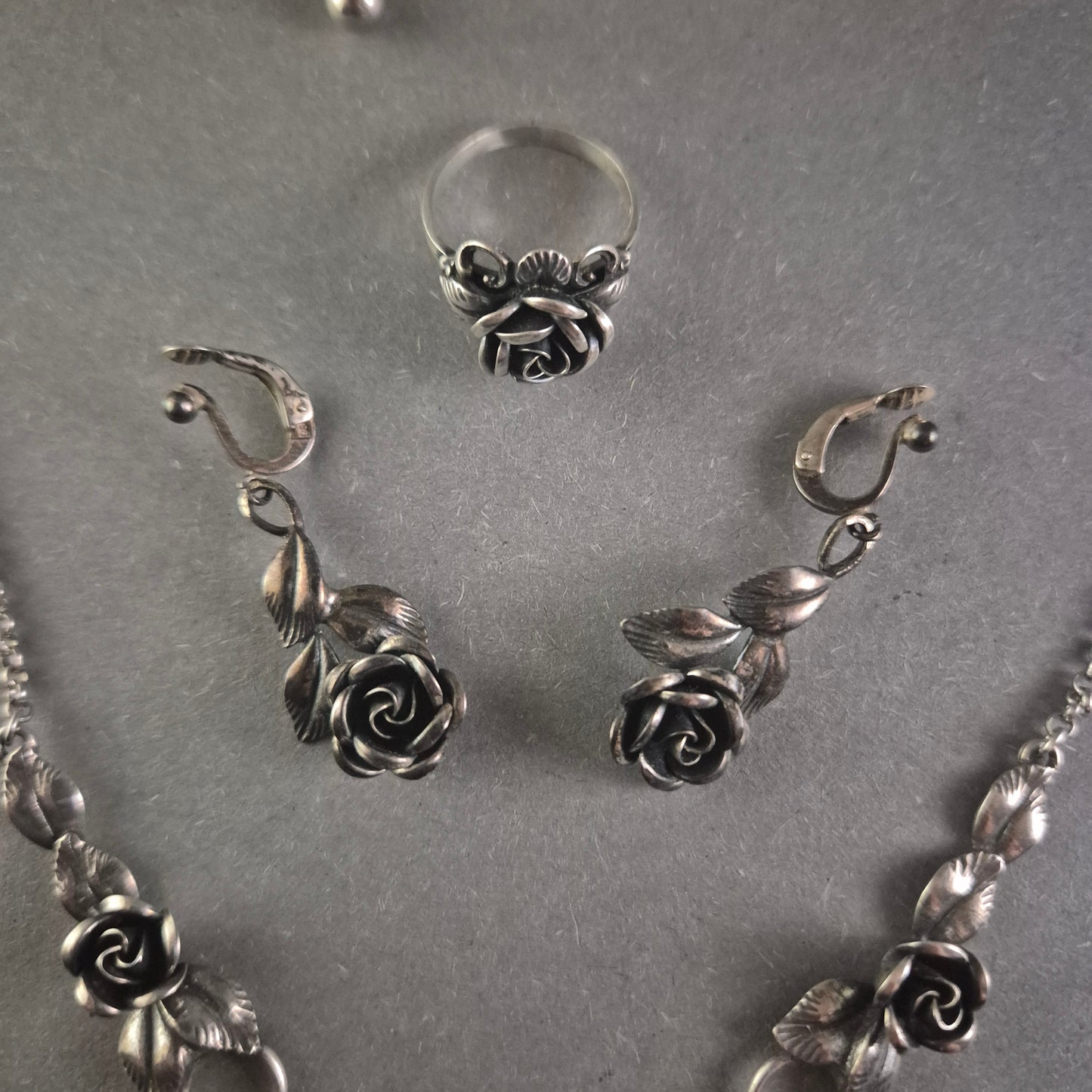 Elegantes Silber-Schmuckset mit Rosenmotiv – Zeitlose Schönheit