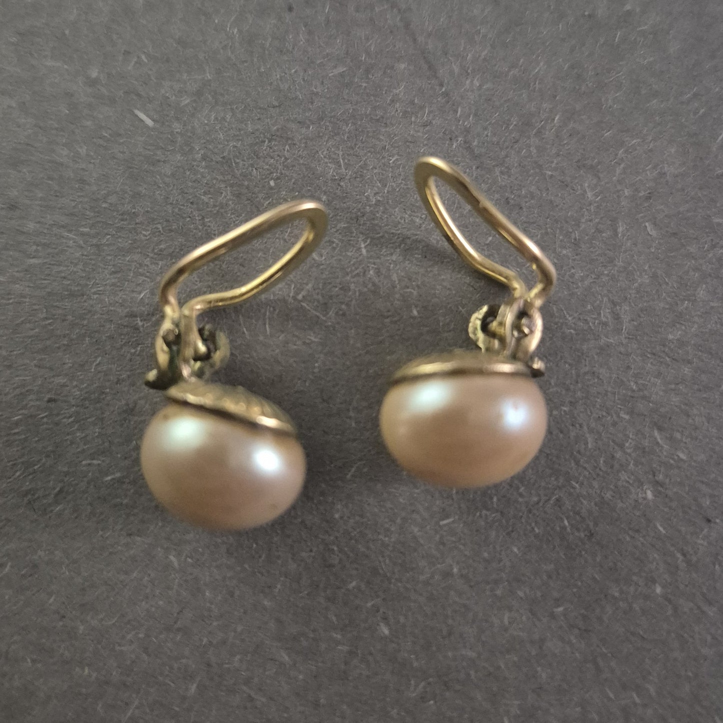 Elegante Ohrhänger mit Perlen – Klassische Schönheit in Gold-Optik