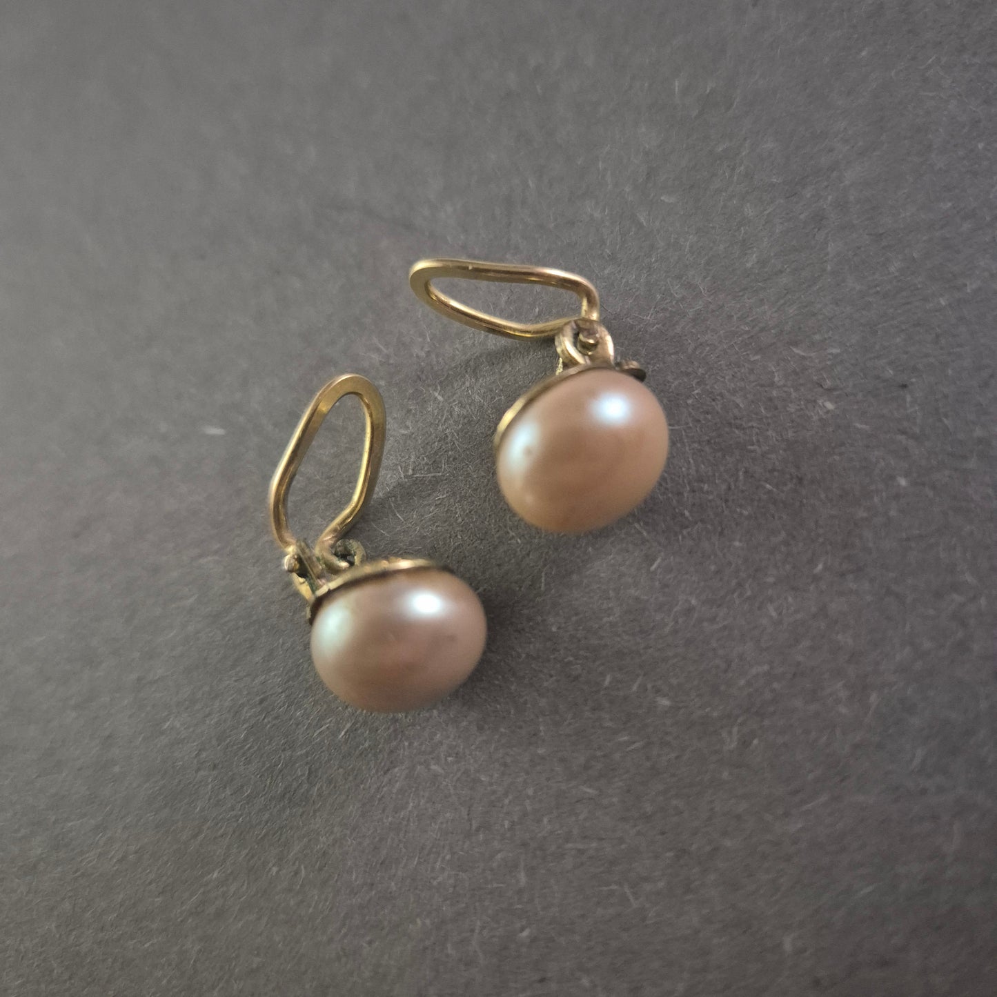 Elegante Ohrhänger mit Perlen – Klassische Schönheit in Gold-Optik