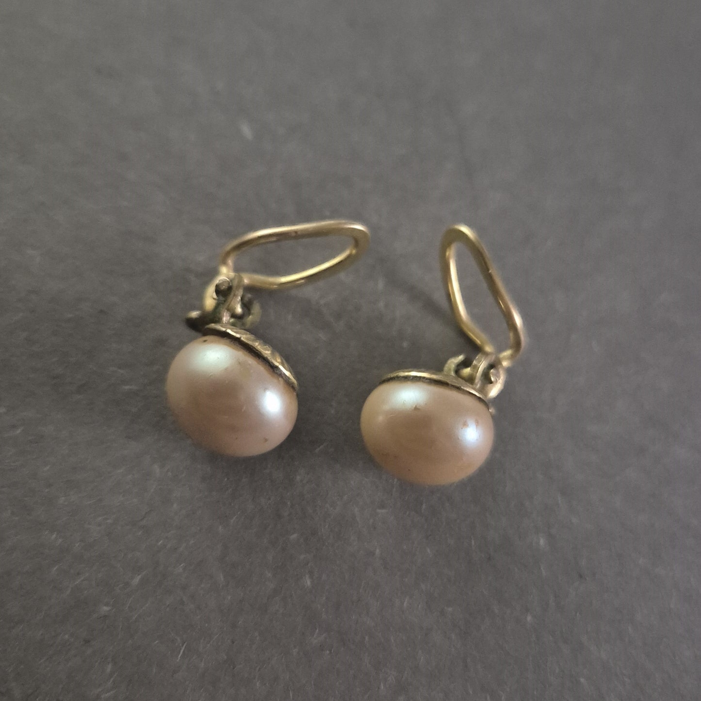 Elegante Ohrhänger mit Perlen – Klassische Schönheit in Gold-Optik