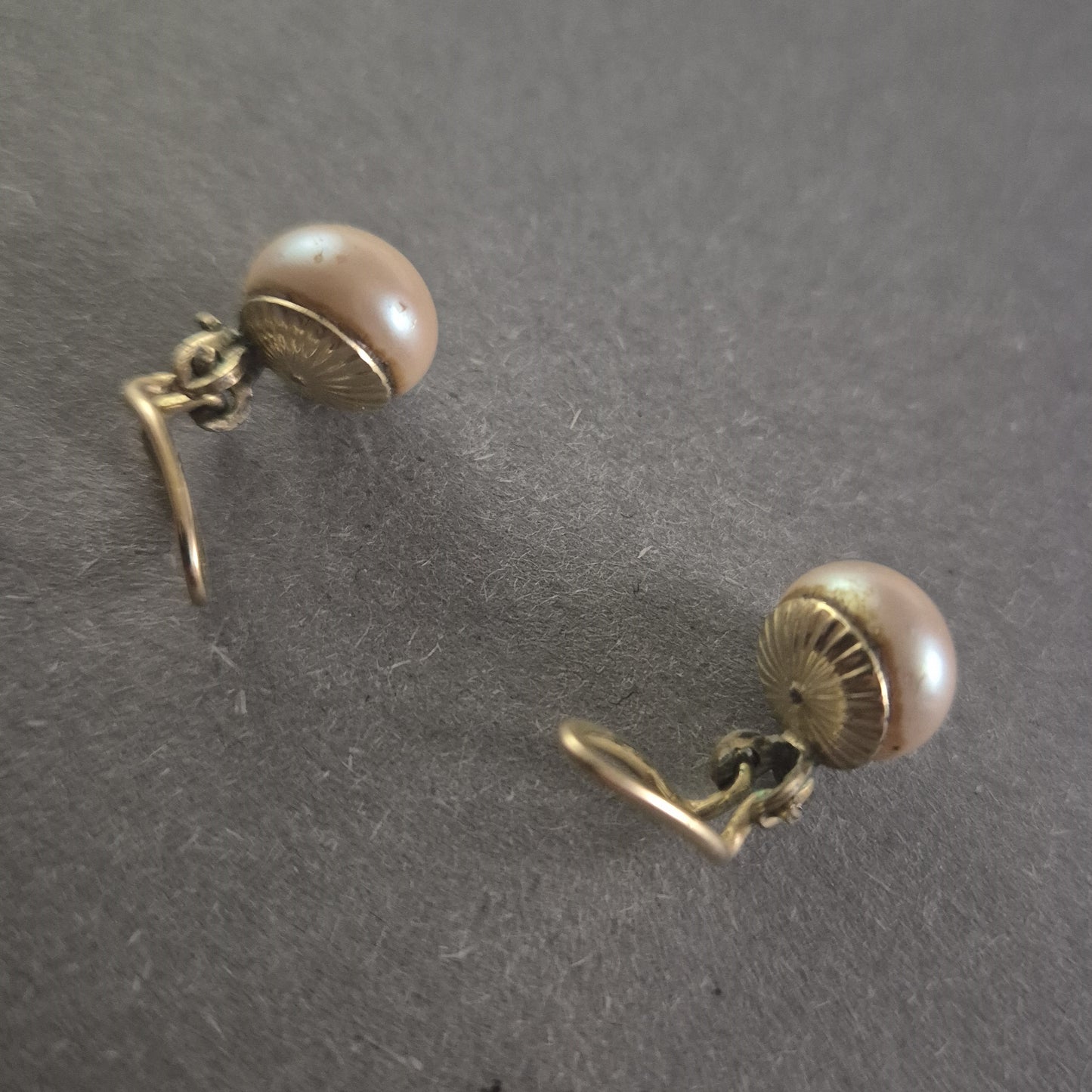 Elegante Ohrhänger mit Perlen – Klassische Schönheit in Gold-Optik