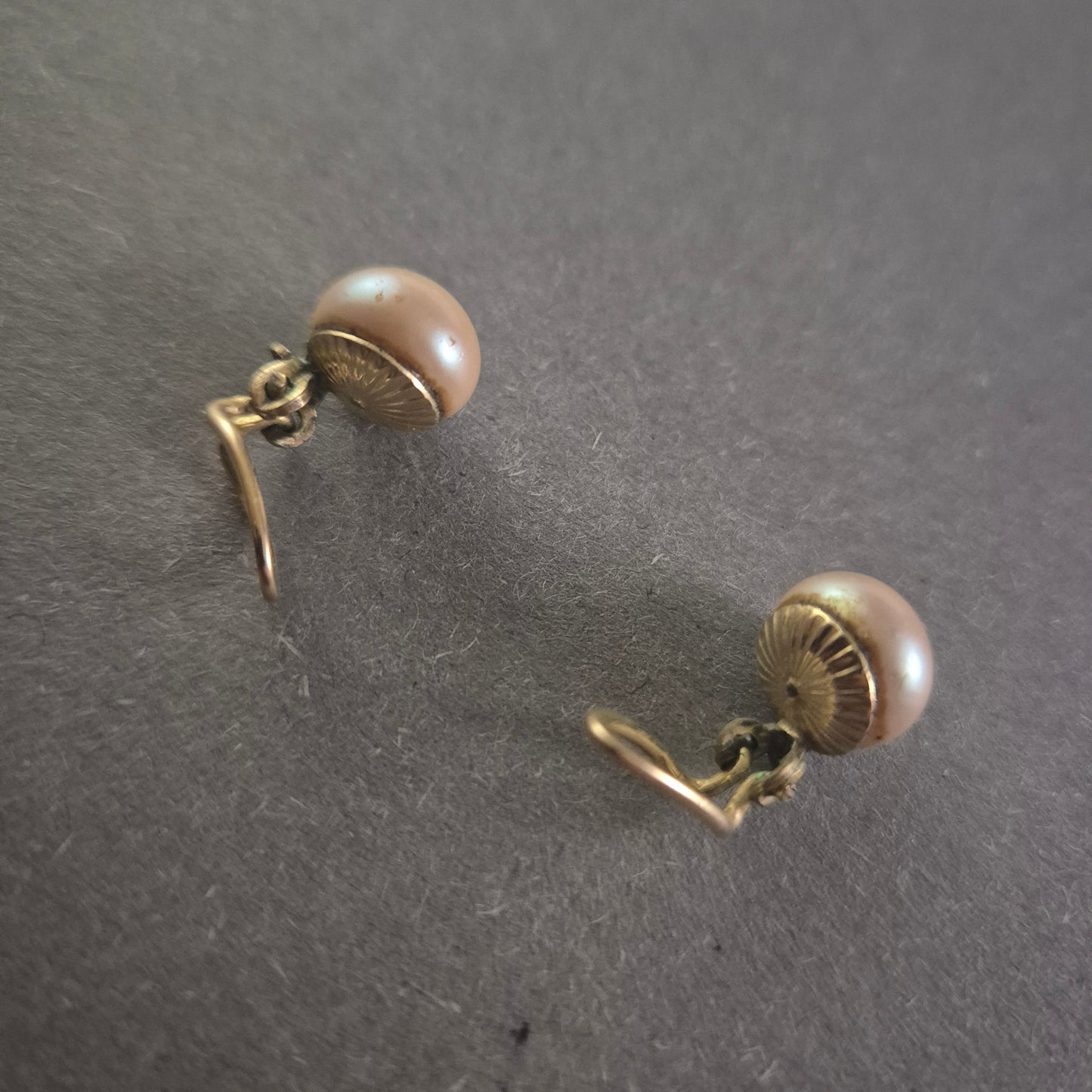 Elegante Ohrhänger mit Perlen – Klassische Schönheit in Gold-Optik