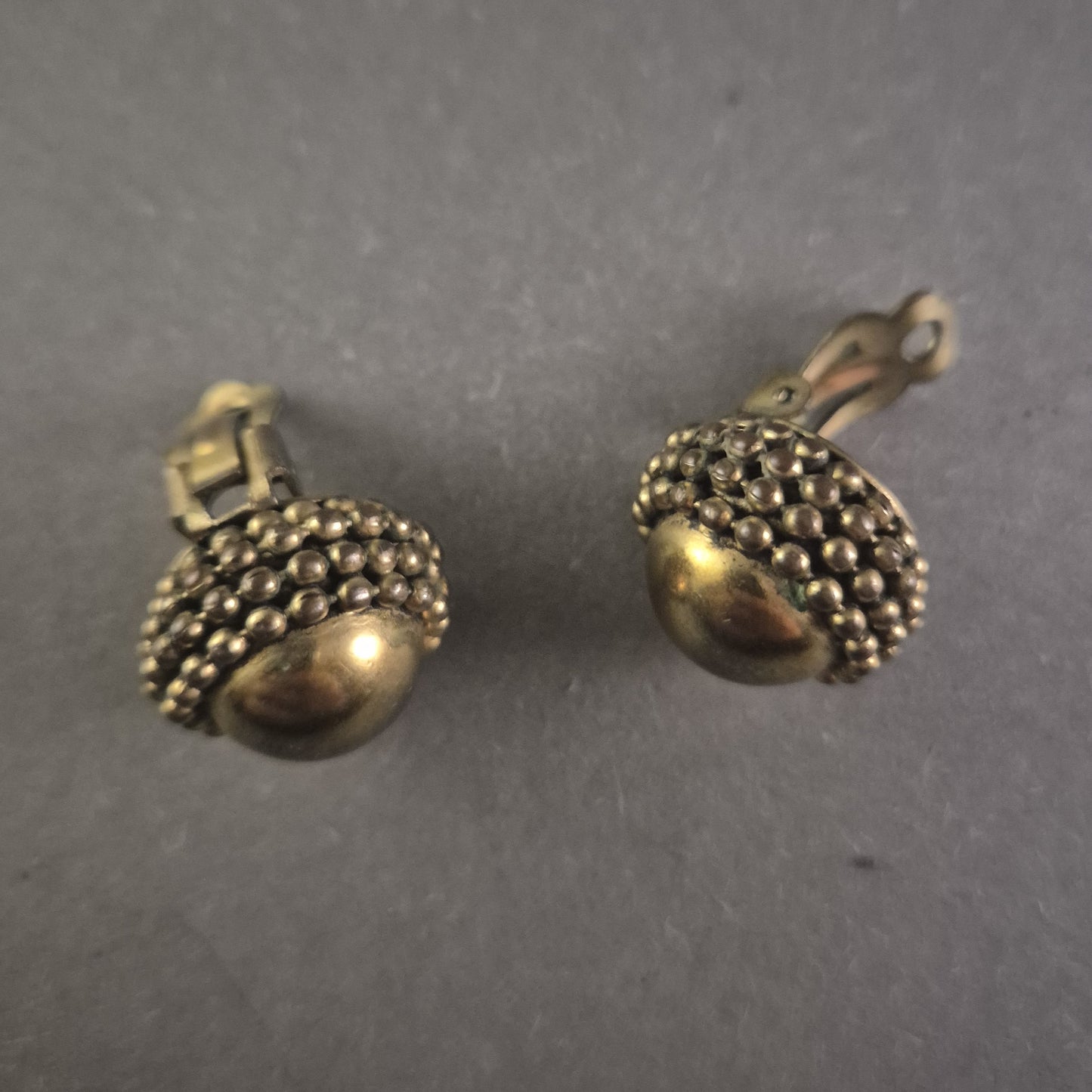 Vintage Ohrclips im Antik-Design – Messinglook mit Noppenstruktur