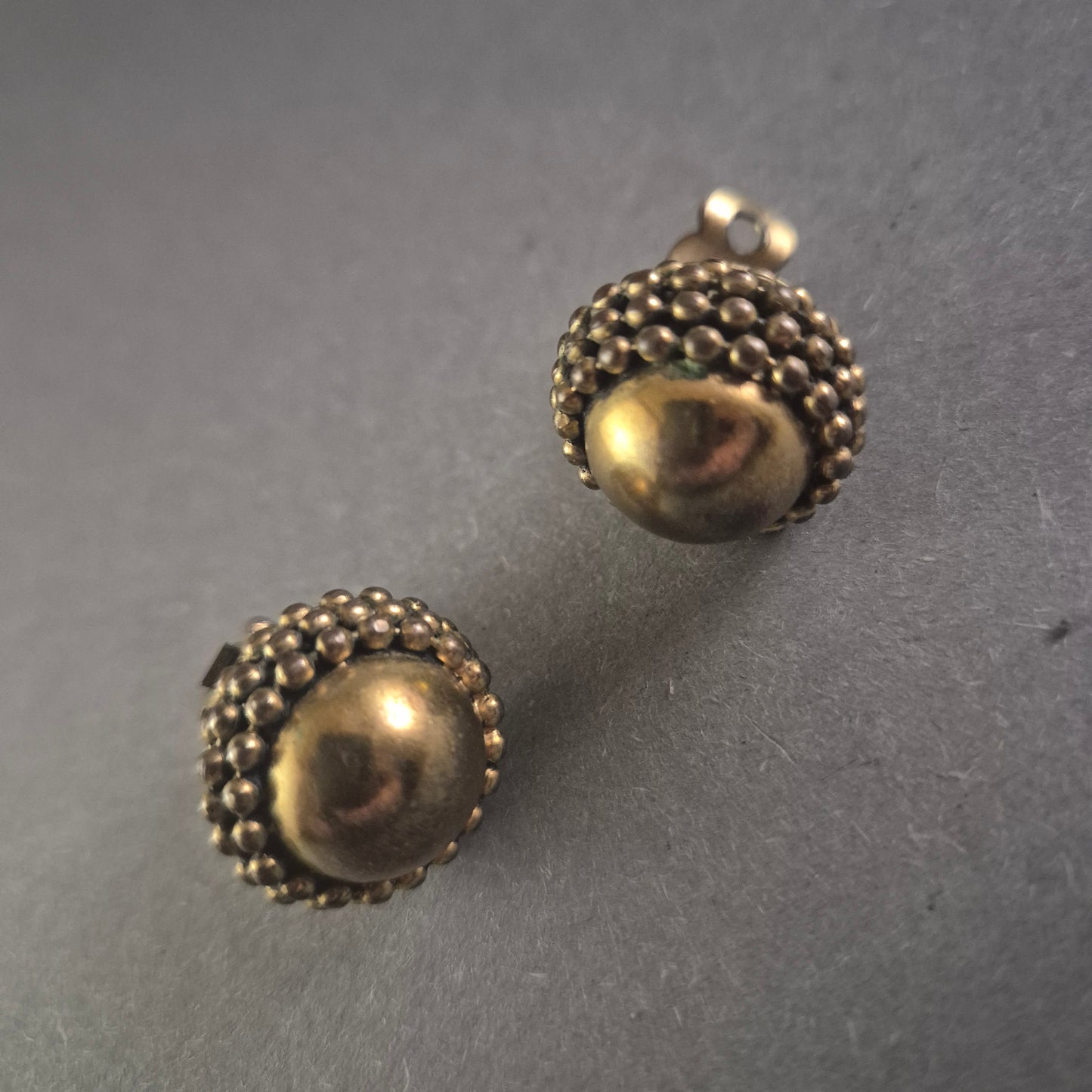 Vintage Ohrclips im Antik-Design – Messinglook mit Noppenstruktur