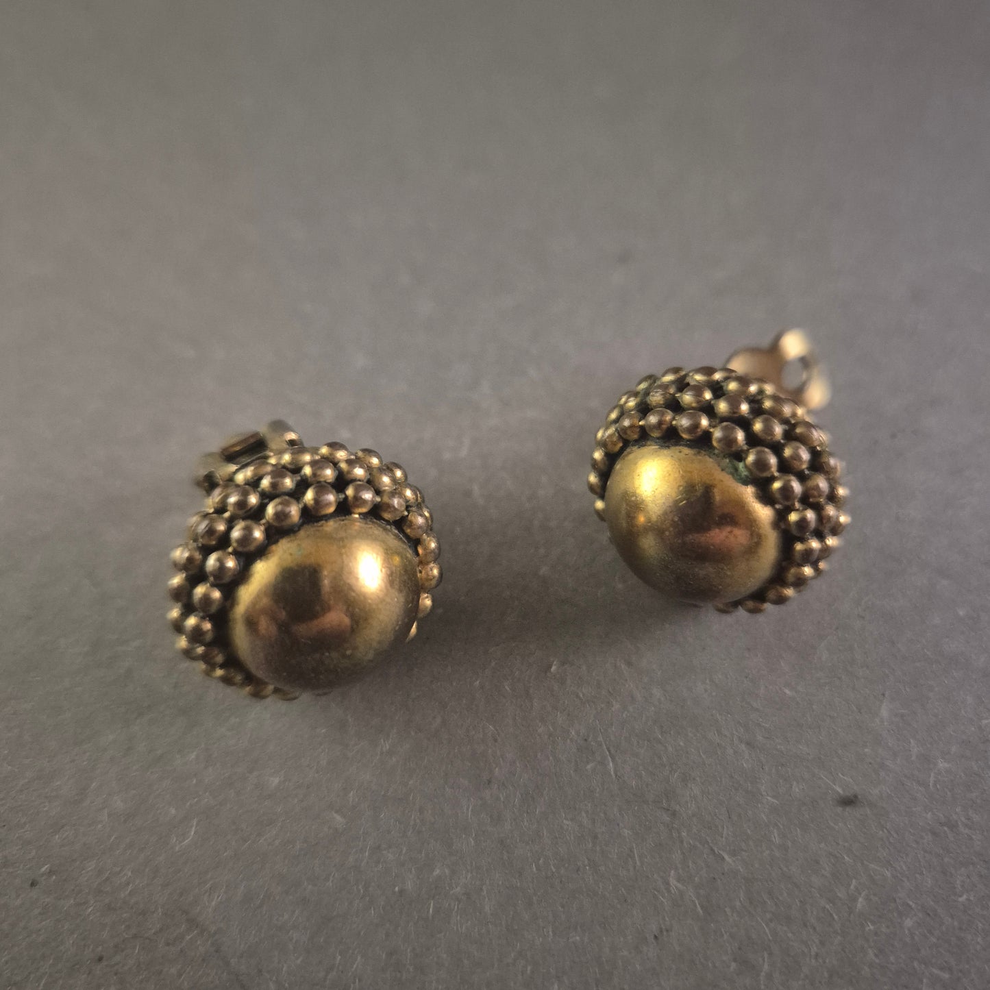 Vintage Ohrclips im Antik-Design – Messinglook mit Noppenstruktur