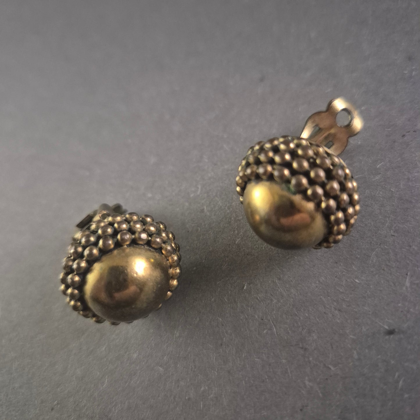 Vintage Ohrclips im Antik-Design – Messinglook mit Noppenstruktur