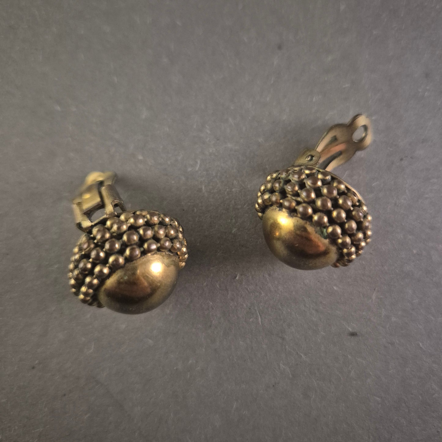 Vintage Ohrclips im Antik-Design – Messinglook mit Noppenstruktur