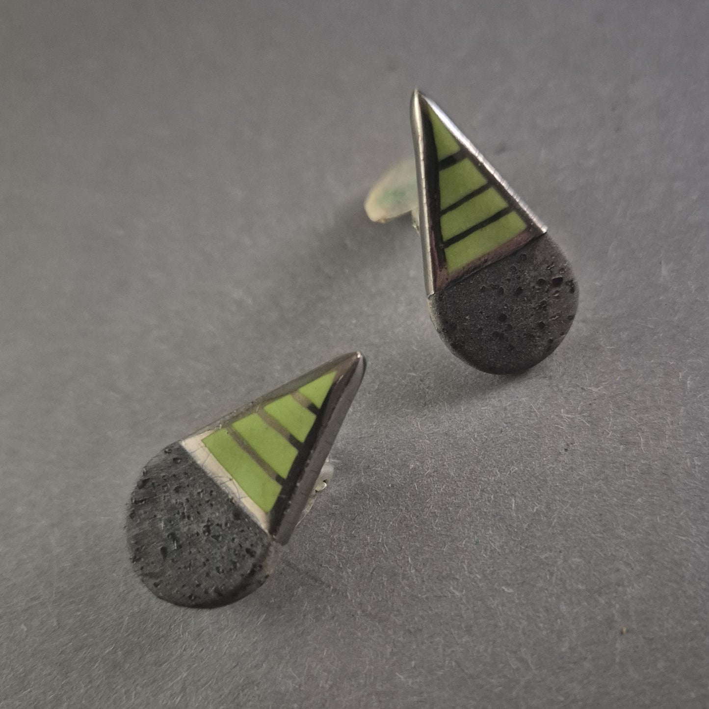 Manschettenknöpfe mit Lavastein und Emaille