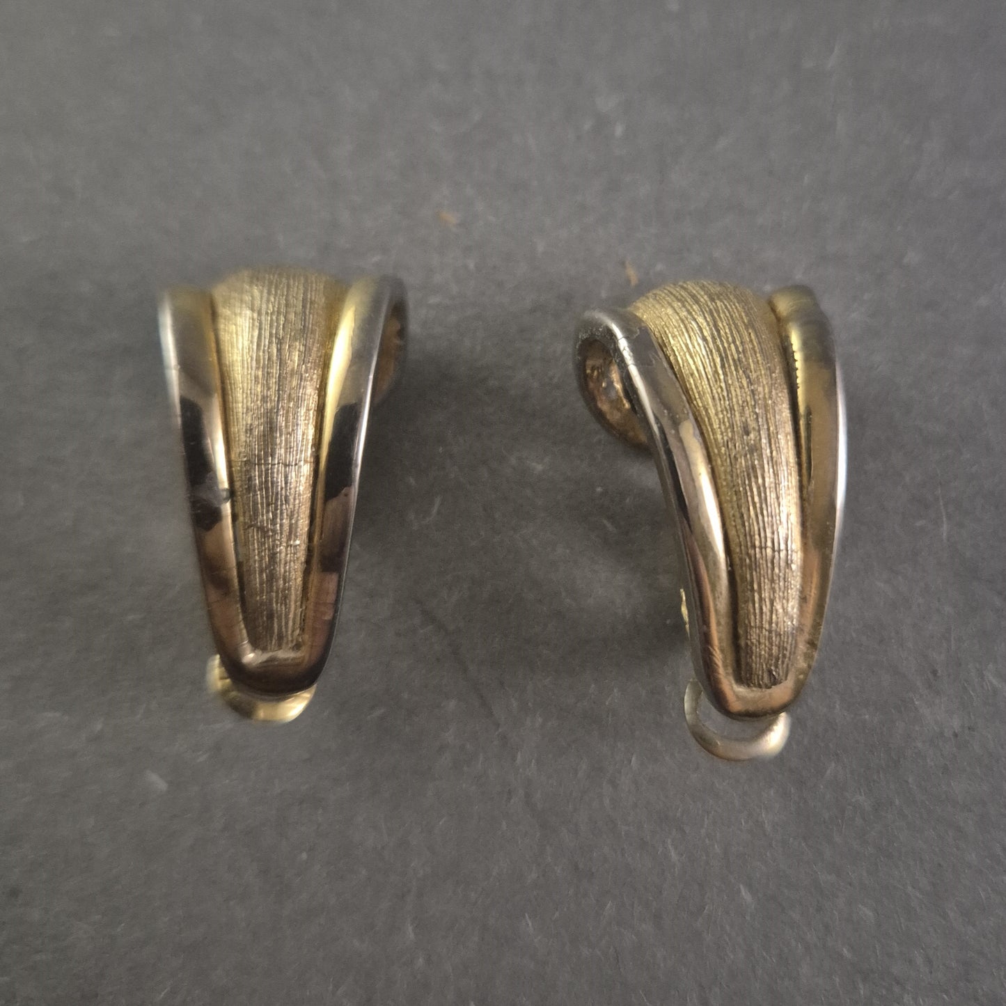 Vergoldete Vintage-Ohrringe mit Clip-Verschluss – Elegante Struktur