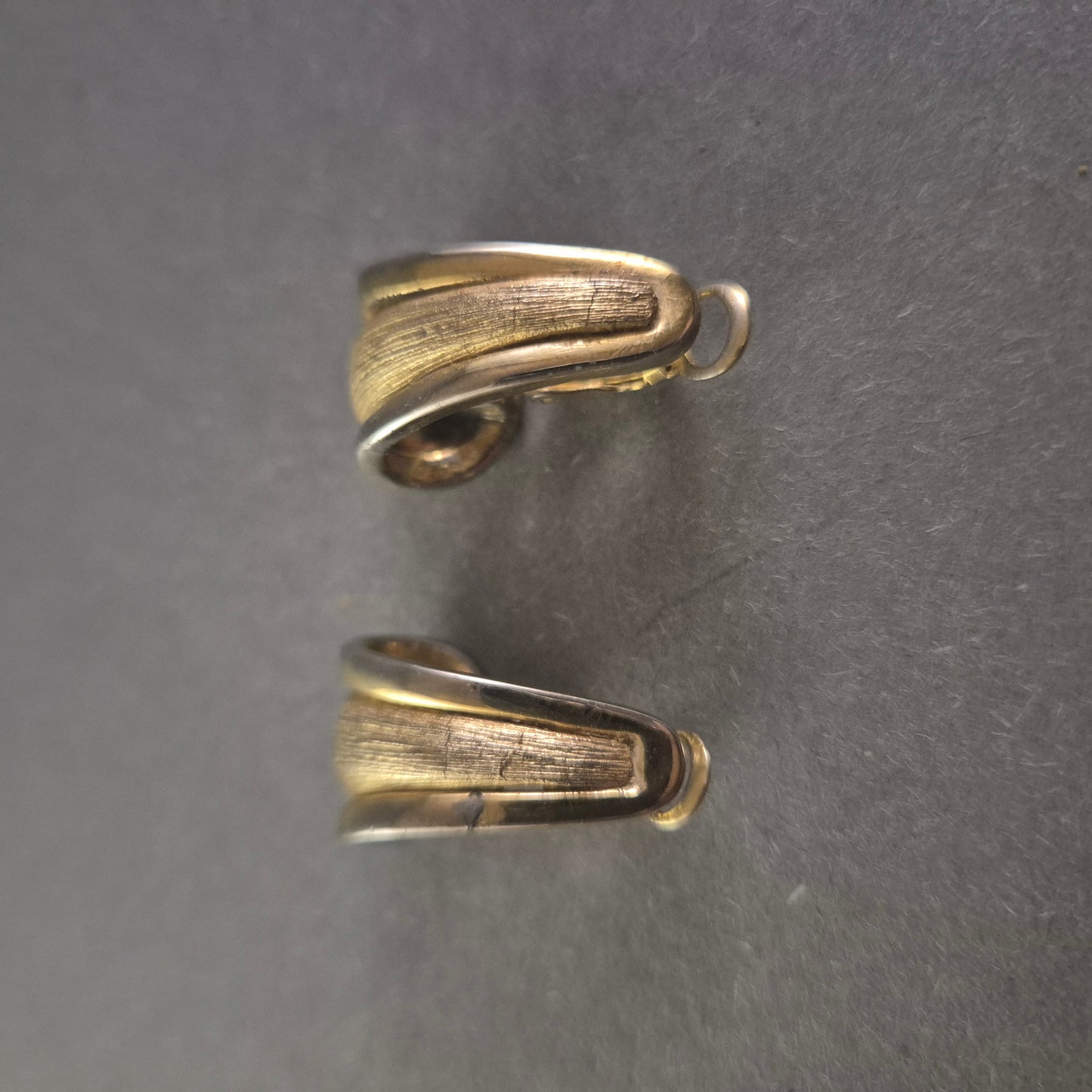 Vergoldete Vintage-Ohrringe mit Clip-Verschluss – Elegante Struktur