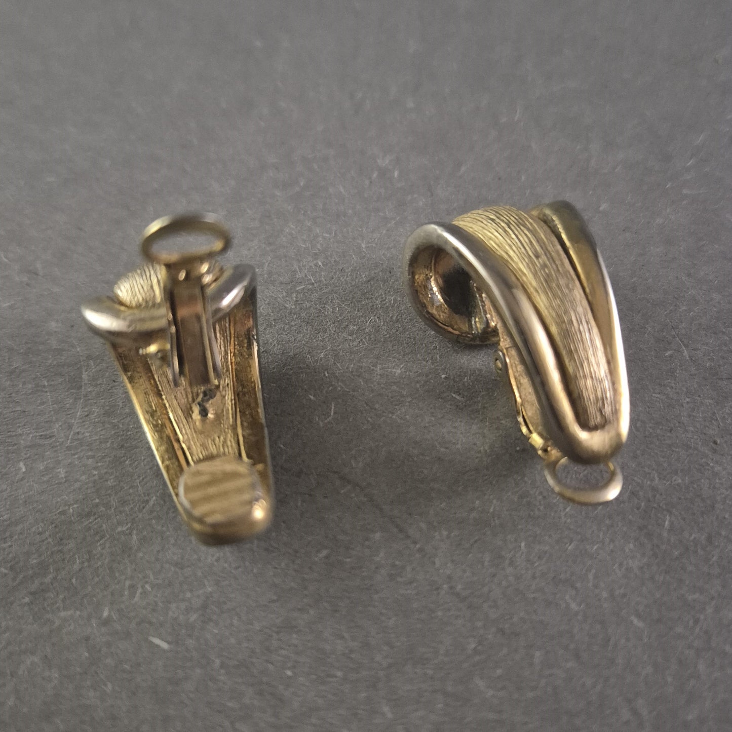 Vergoldete Vintage-Ohrringe mit Clip-Verschluss – Elegante Struktur