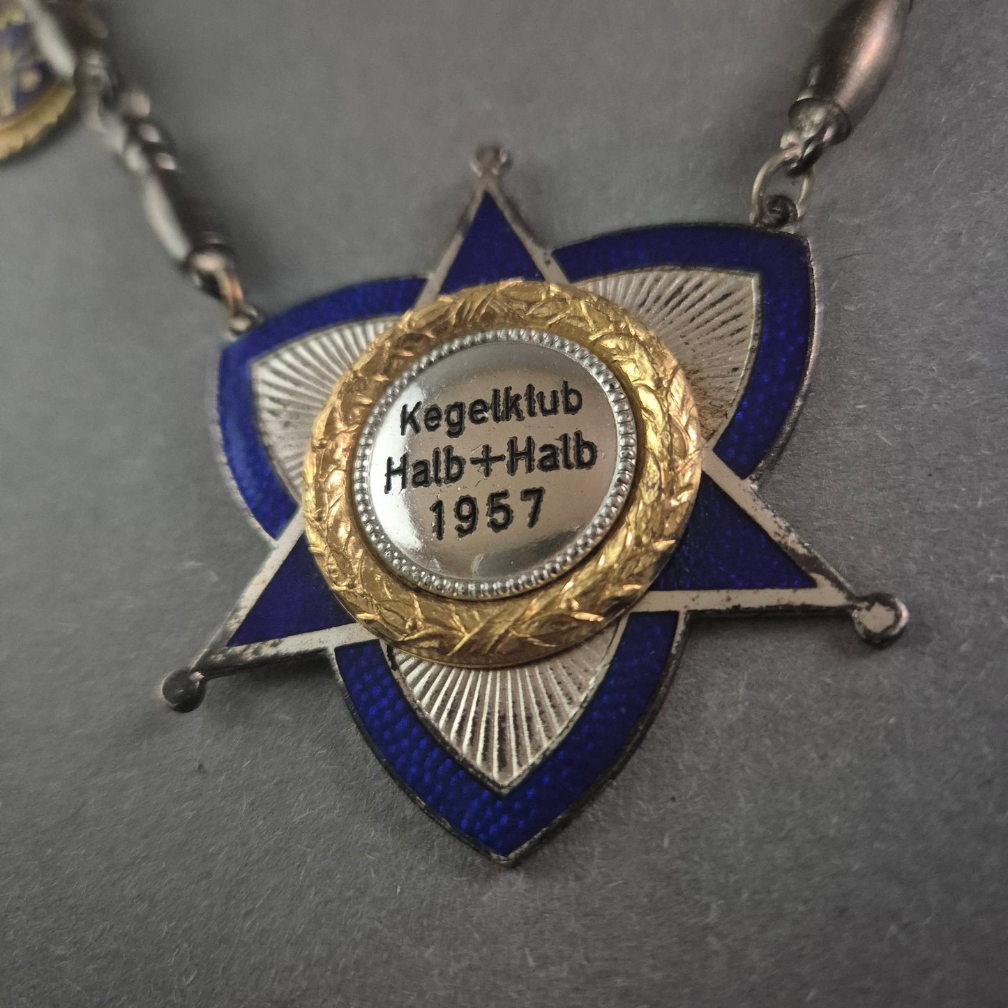 Antike Kegelclub-Kette „Halb & Halb 1967“ – Historisches Sammlerstück