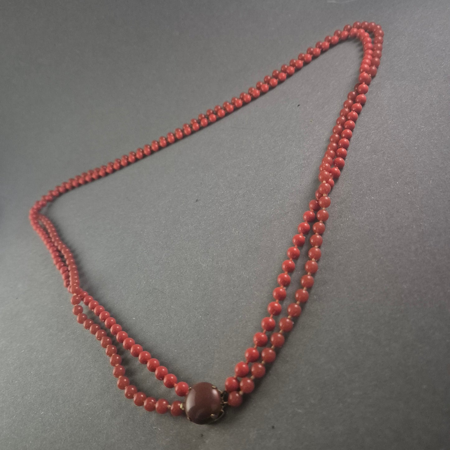 Vintage Rotkorallen-Kette – Zweireihiges Design mit klassischem Verschluss