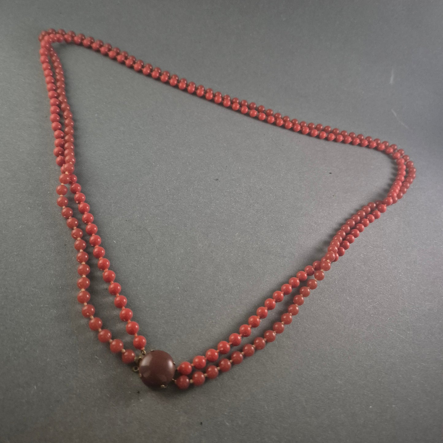 Vintage Rotkorallen-Kette – Zweireihiges Design mit klassischem Verschluss