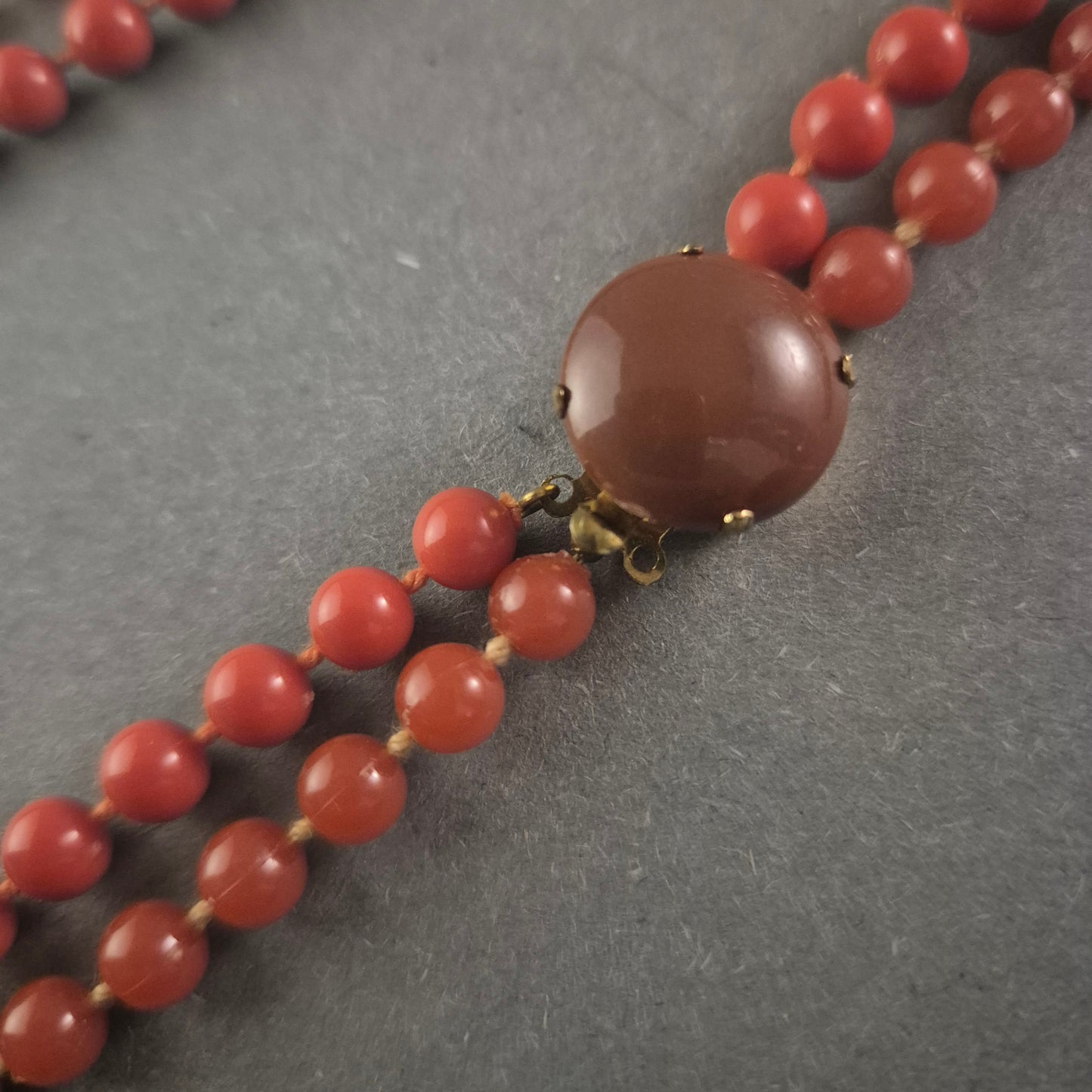 Vintage Rotkorallen-Kette – Zweireihiges Design mit klassischem Verschluss