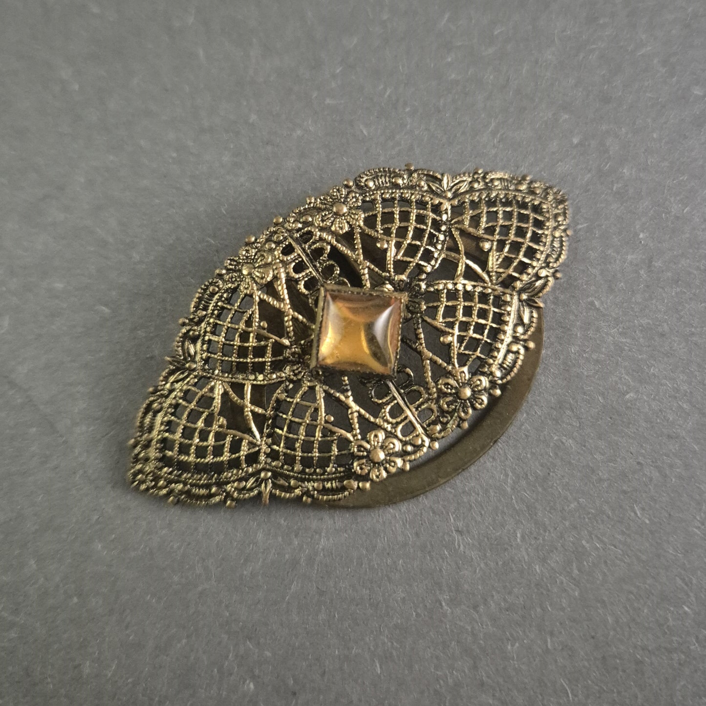 Antike filigrane Trachtenbrosche – Elegantes Schmuckstück mit goldenem Akzent