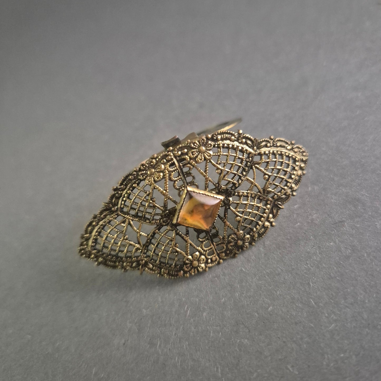 Antike filigrane Trachtenbrosche – Elegantes Schmuckstück mit goldenem Akzent