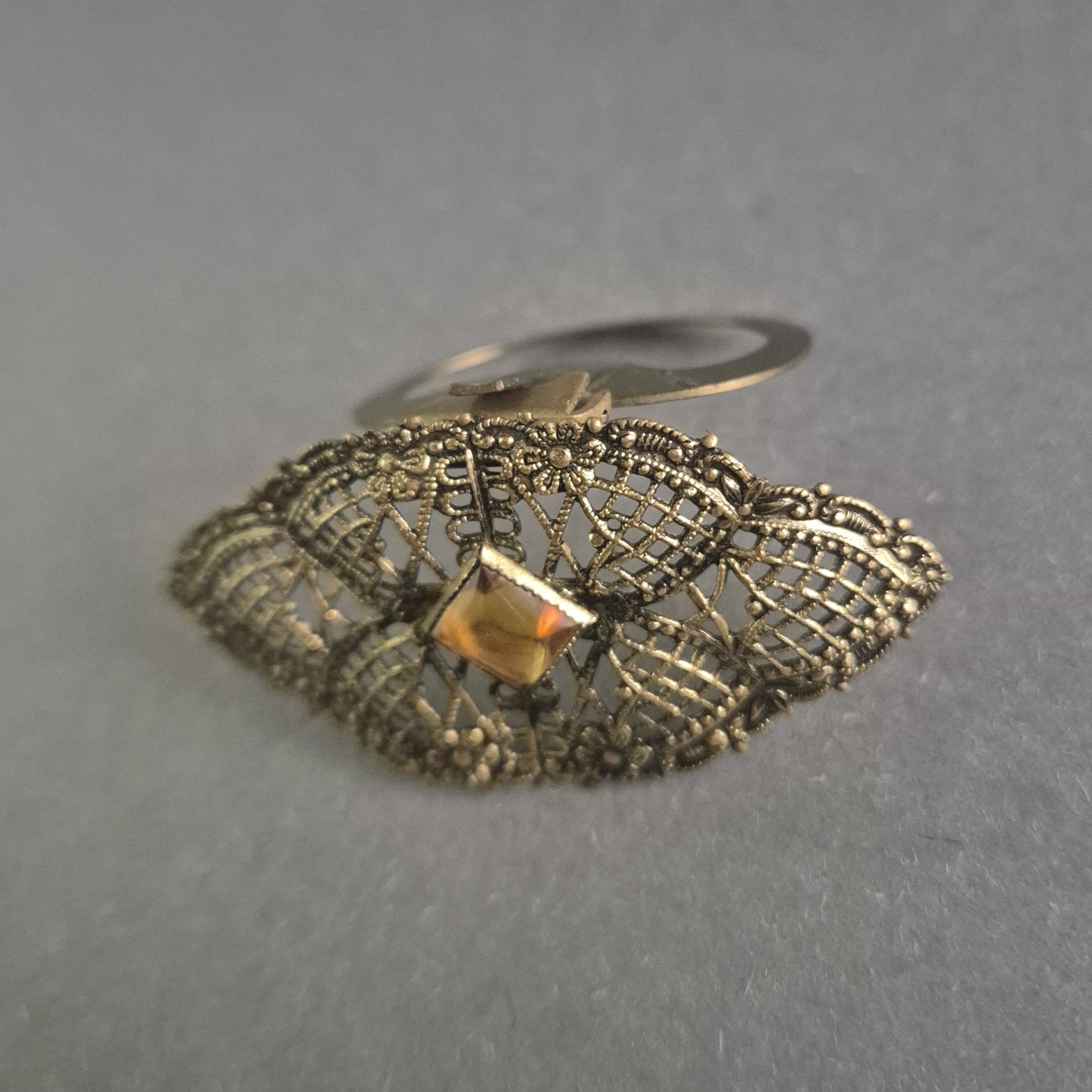 Antike filigrane Trachtenbrosche – Elegantes Schmuckstück mit goldenem Akzent