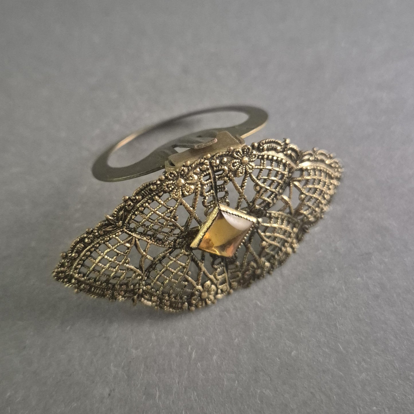 Antike filigrane Trachtenbrosche – Elegantes Schmuckstück mit goldenem Akzent