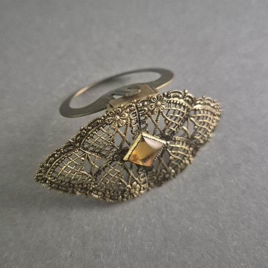 Antike filigrane Trachtenbrosche – Elegantes Schmuckstück mit goldenem Akzent