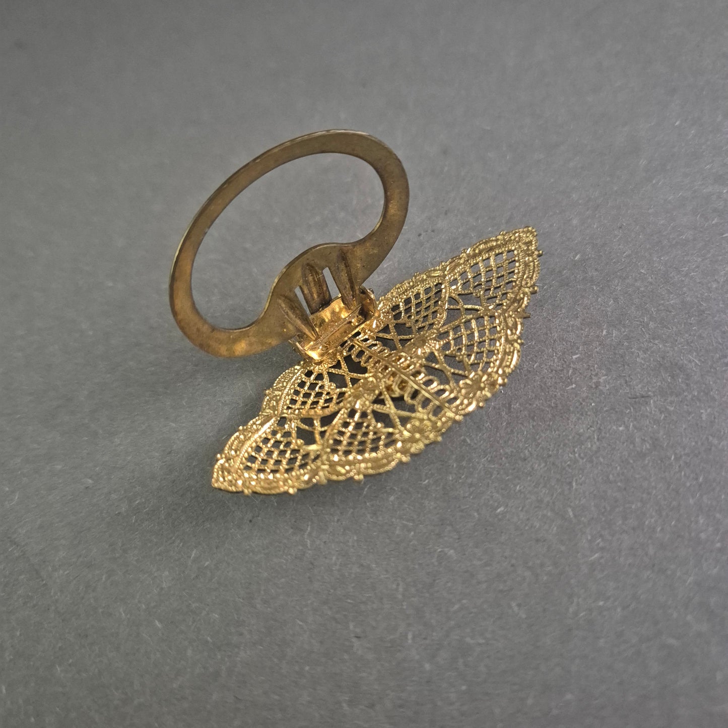 Antike filigrane Trachtenbrosche – Elegantes Schmuckstück mit goldenem Akzent